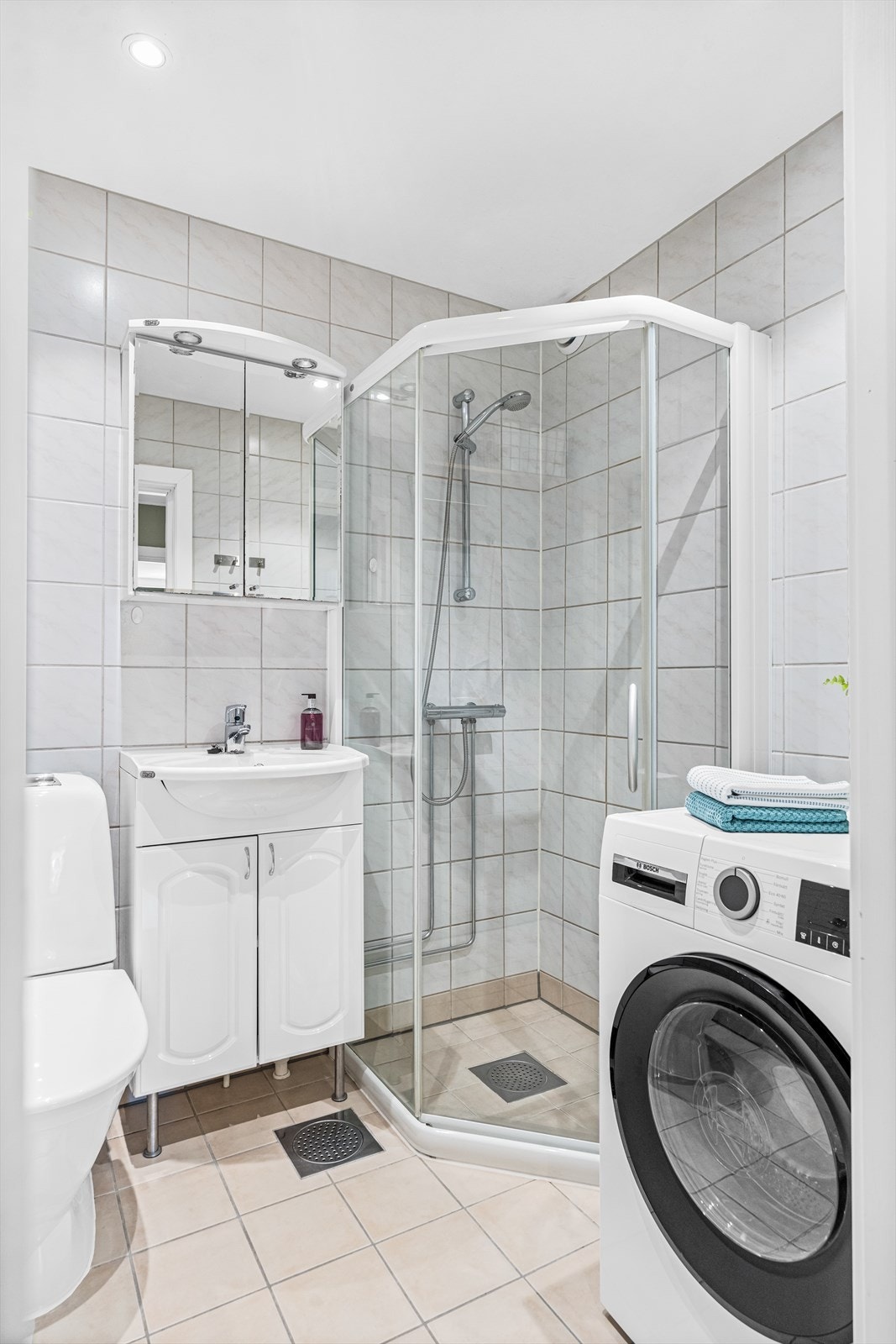 I tillegg har badet opplegg for vaskemaskin og det er tilkoblet et vannklosett. Galleribilde
