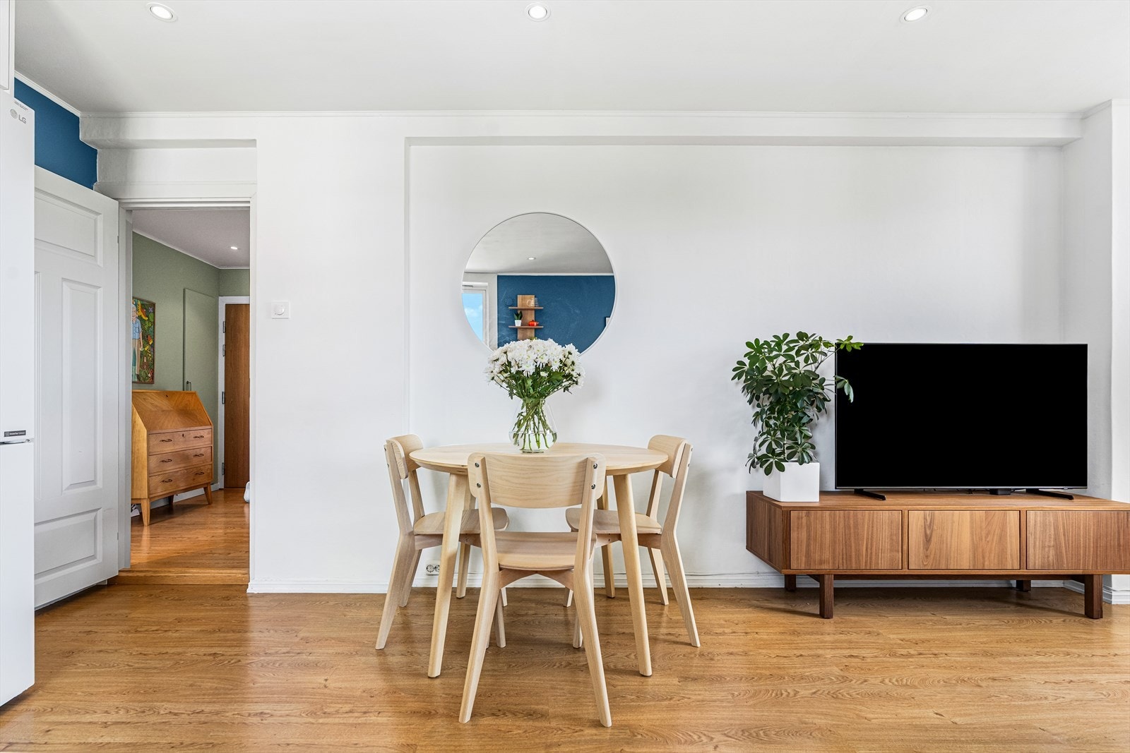 Det er downlights i himlingen, samt laminat på gulvet. Galleribilde