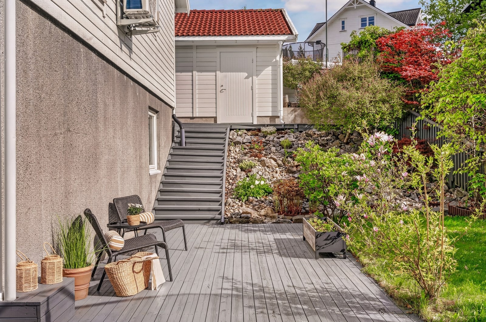 Langs husveggen går det en trapp fra innkjørselen og ned. Galleribilde