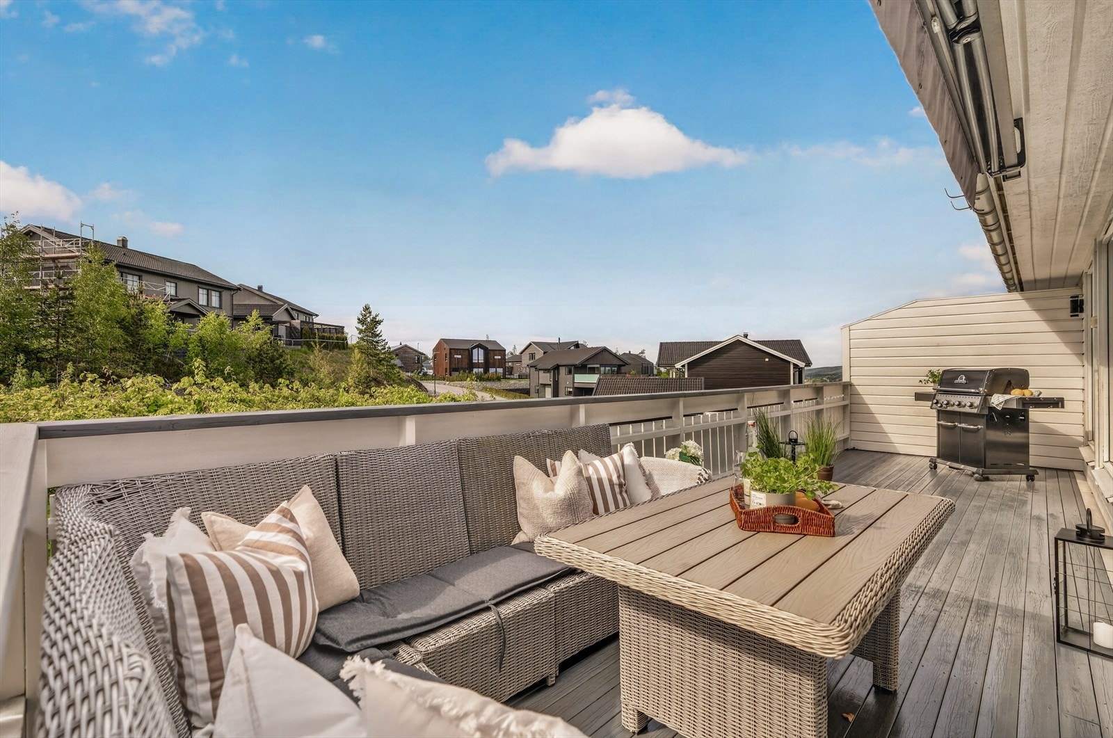 Stor og solrik terrasse med plass til loungegruppe og spisebord. Her kan sommerdagene nytes fra morgen til kveld. Galleribilde