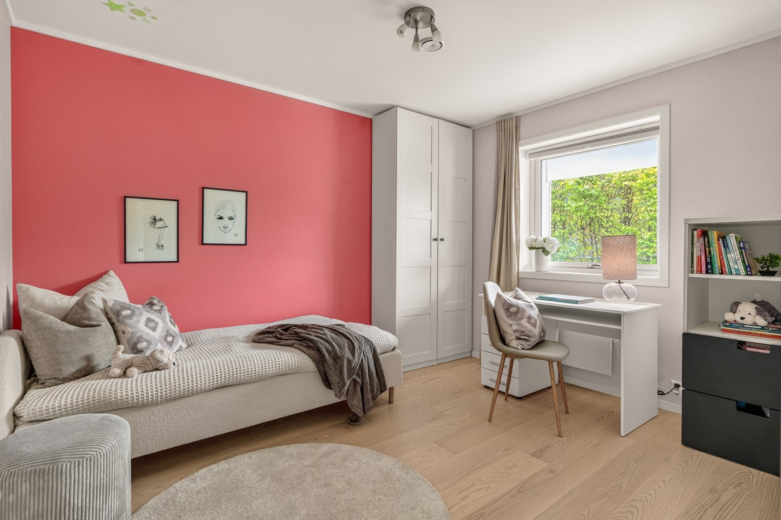 Stort og hyggelig soverom med plass til seng og skrivebord. Perfekt som barnerom, gjesterom eller hjemmekontor. Galleribilde