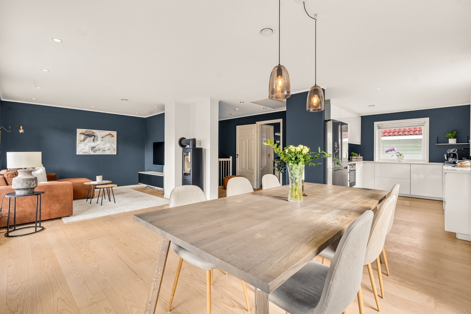 Lys og romslig stue-/spisestueløsning med store vindusflater og god plass til langbord. Den åpne sonen gir en sosial og luftig atmosfære. Galleribilde