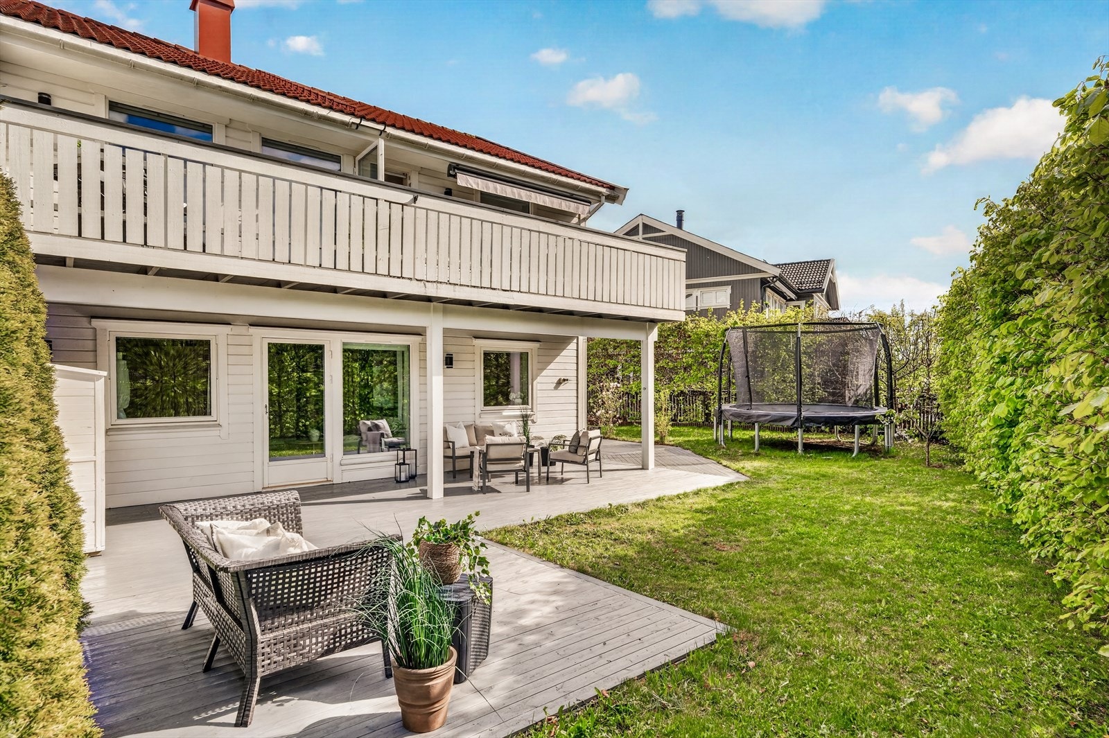 Velkommen til en innholdsrik halvpart av tomannsbolig med solrik hage, stor terrasse og hyggelige uteplasser. Her får du en familievennlig bolig med god plass både inne og ute. Foto: Stefan Borup Galleribilde
