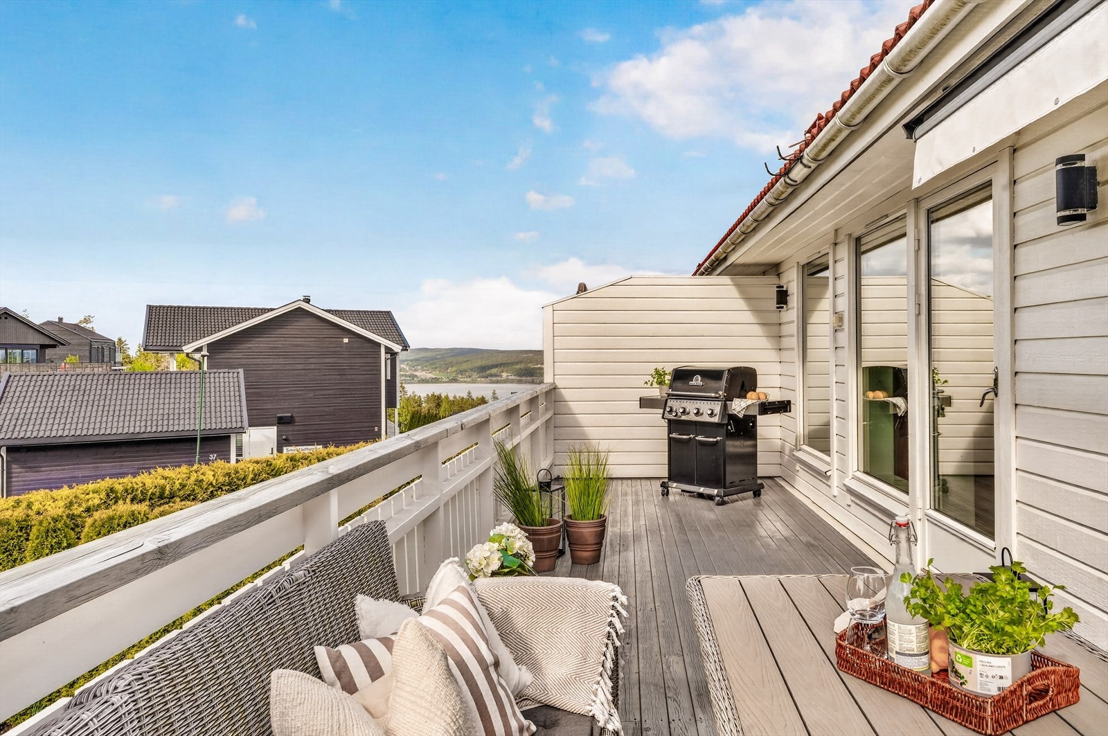 Terrassen gir god plass til både avslapning, grilling og utendørs måltider. En flott forlengelse av boligens oppholdsrom. Galleribilde
