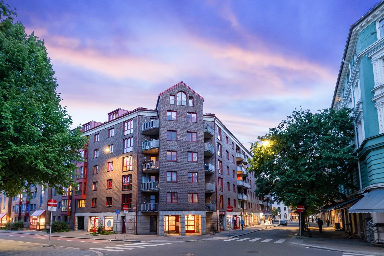 Leiligheten har en meget sentral beliggenhet i populære Jensens Have på Grønland. Det er kort vei til Tøyen, Sørenga/Barcode, Grünerløkka, Kampen og sentrum Galleribilde
