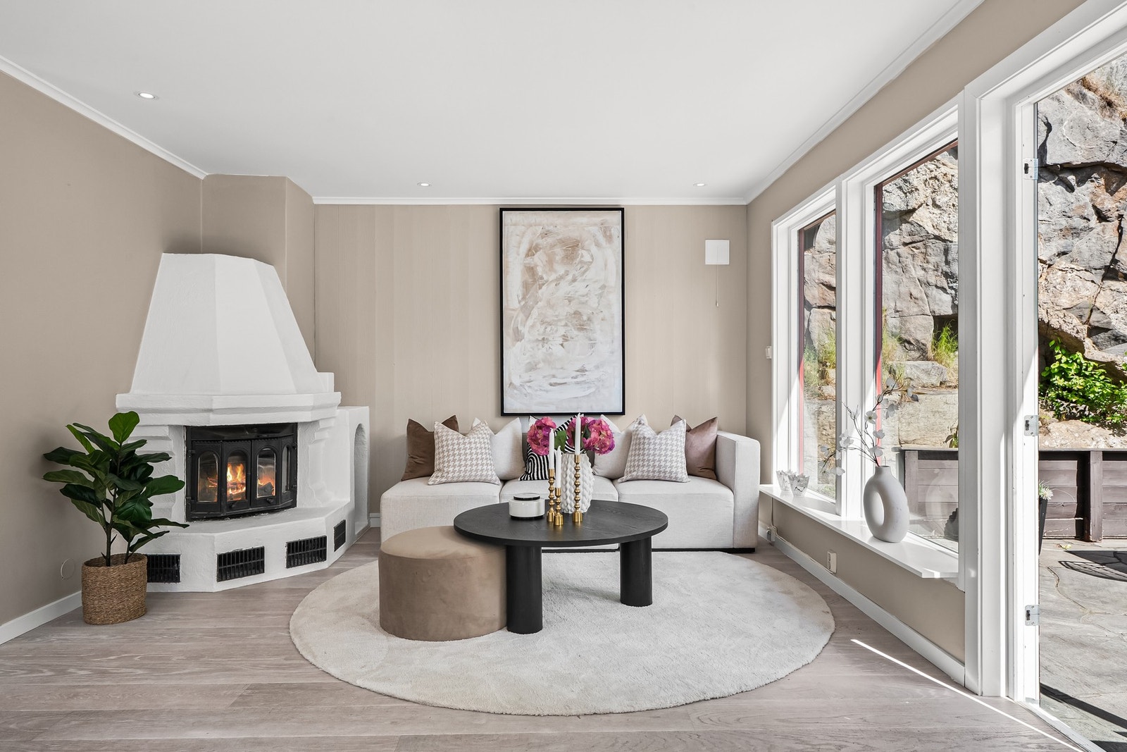 I stuen er det fin plass til å innrede med sofagruppe. Galleribilde