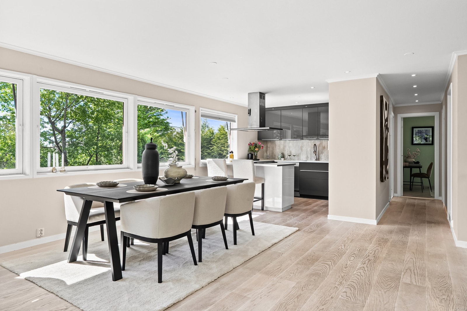Kjøkkenet, som var nytt i 2015, har et stilfullt og moderne design med benkeflater og godt med oppbevaringsplass. Galleribilde
