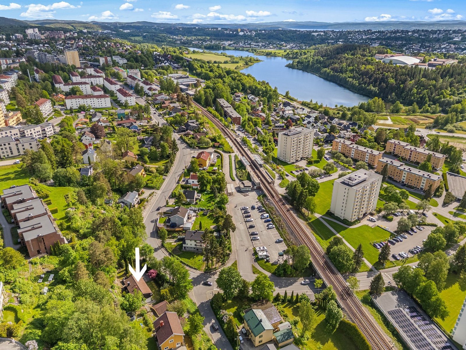 Beliggenheten er barnevennlig og skjermet, med nærhet til matbutikk, T-bane og busstopp, samt kort vei til barnehager, skoler, idrettsanlegg og marka. Galleribilde