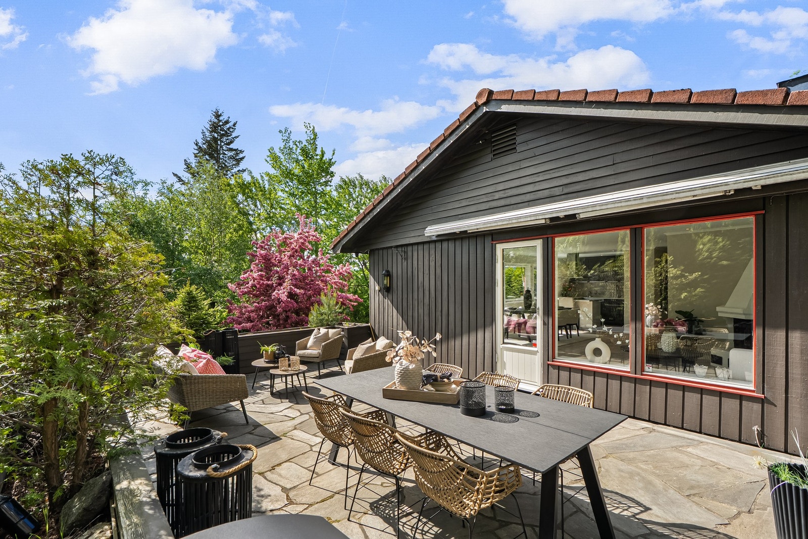 Fra stuen er det utgang til en sydvestvendt terrasse på ca. 34 kvm. Galleribilde