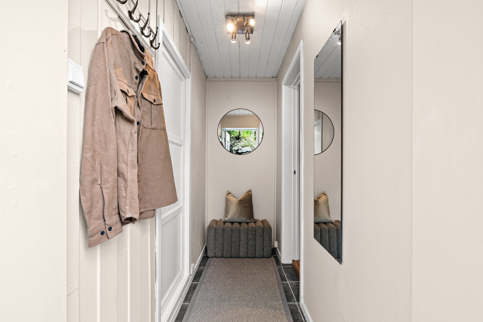 Plass for oppheng og lagring i en gang holdt i stilren farge. Galleribilde