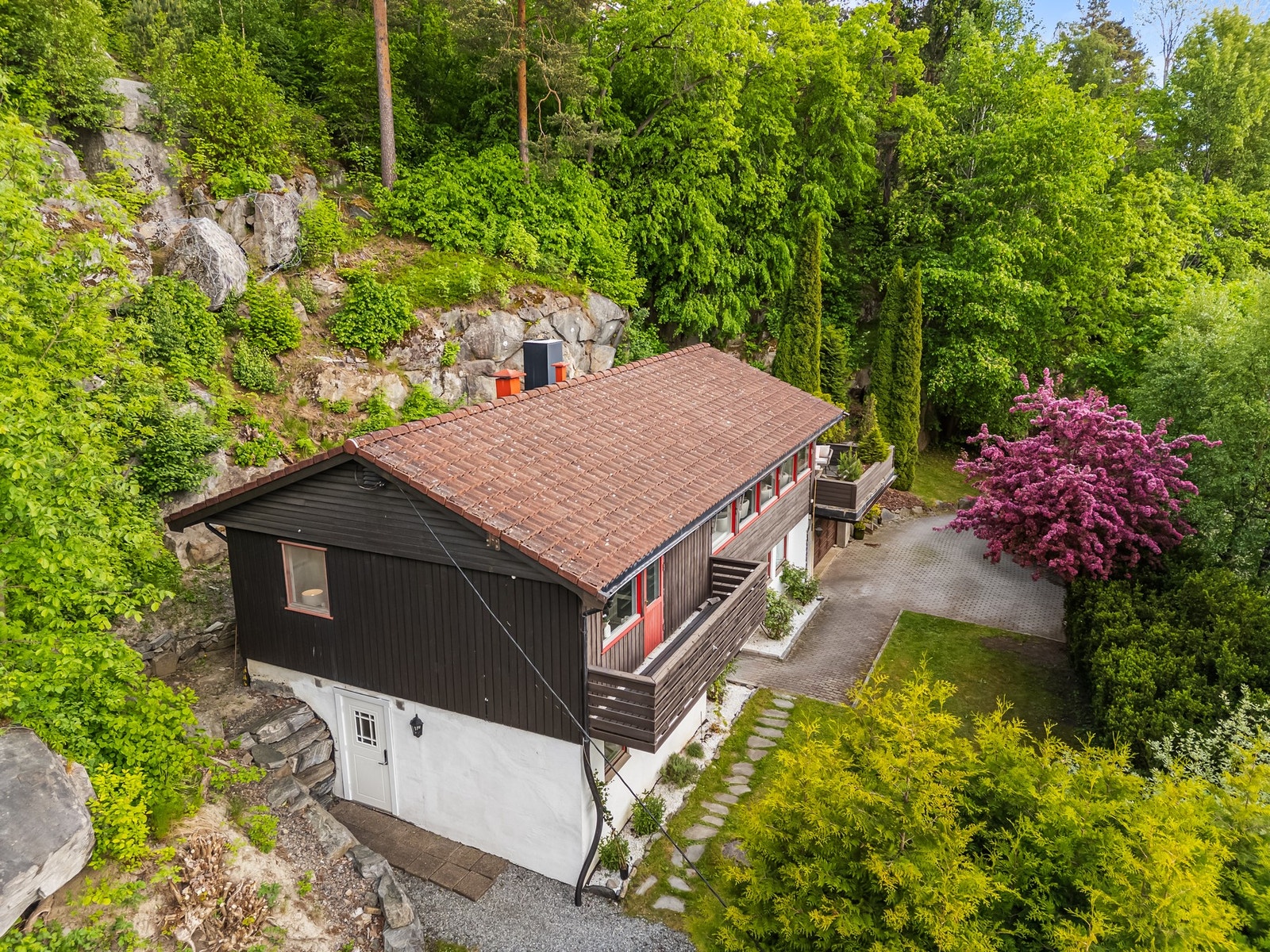 I egen del i underetasjen er det en lys og pen hybelleilighet med egen inngang på siden av huset. Galleribilde