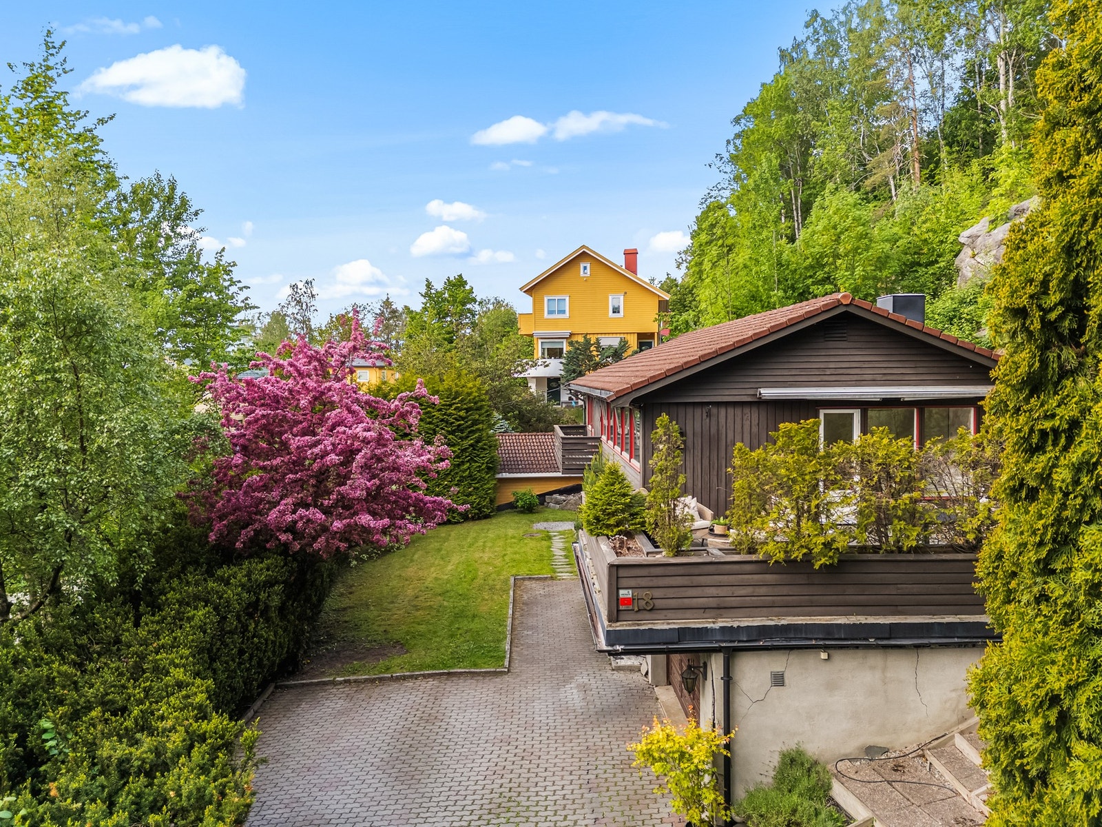 Det er plass til en bil i garasjen, to biler utenfor garasjen og en nede i innkjørselen. Galleribilde