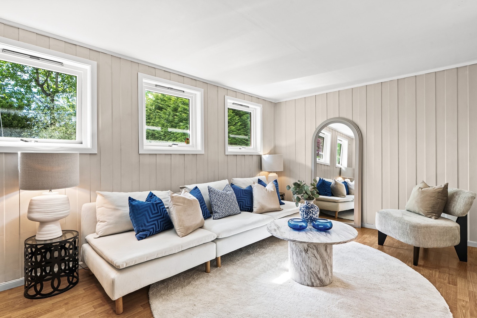 Allrommet har fin plass til å innredes med sofa og/eller seng. Galleribilde