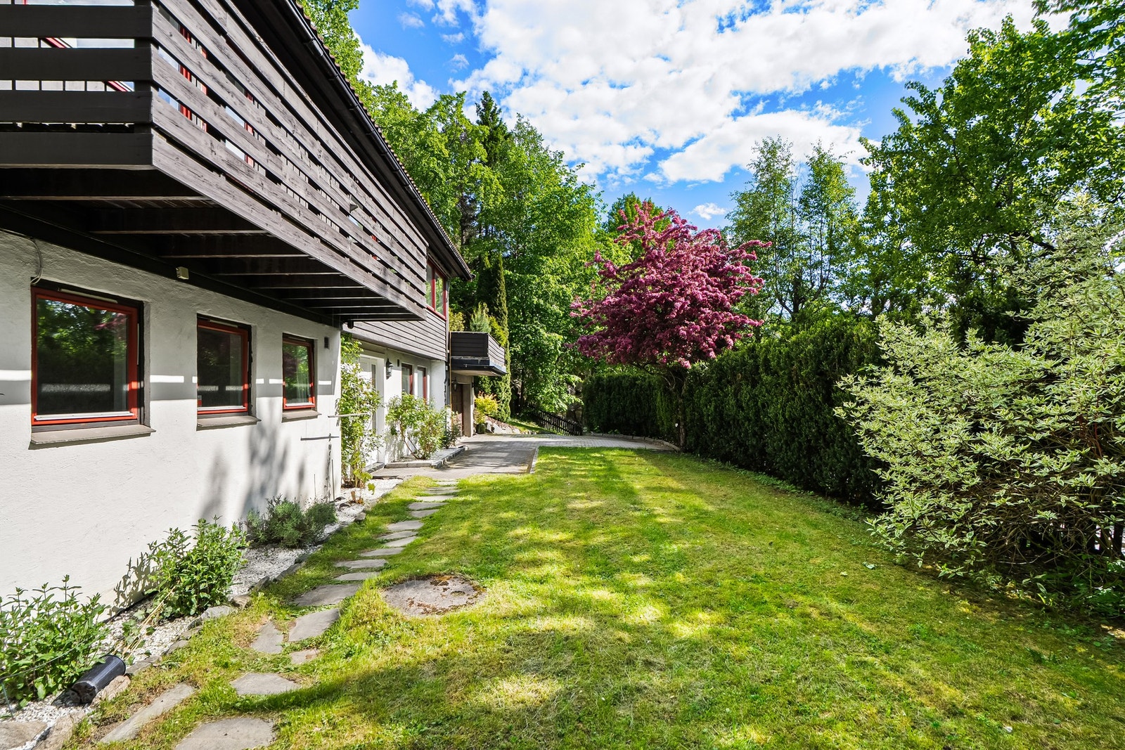 På fremsiden av huset er det opparbeidet med gressplen. Fin boltreplass for de minste. Galleribilde