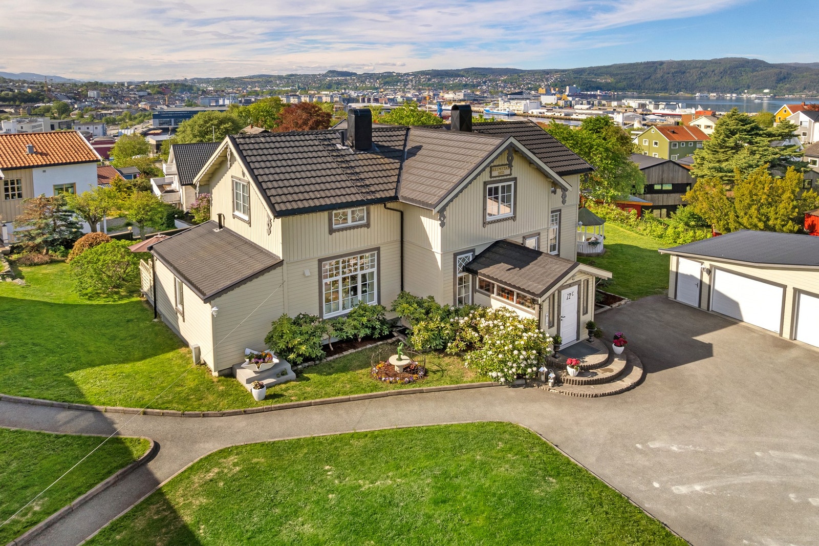 En velholdt, innholdsrik og unik bolig. Velstelte uteområder - både i hagen, rundt bygget og i gårdsrommet. Galleribilde