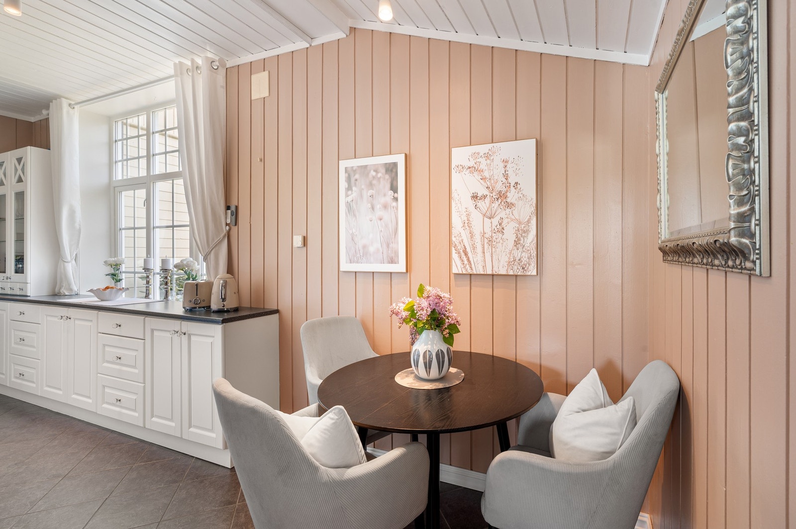 I motsatt ende av rommet er det også plass til spisebord. Både praktisk og hyggelig med mulighet for dette. Lun og varm følelse også på kjøkkenet. Galleribilde