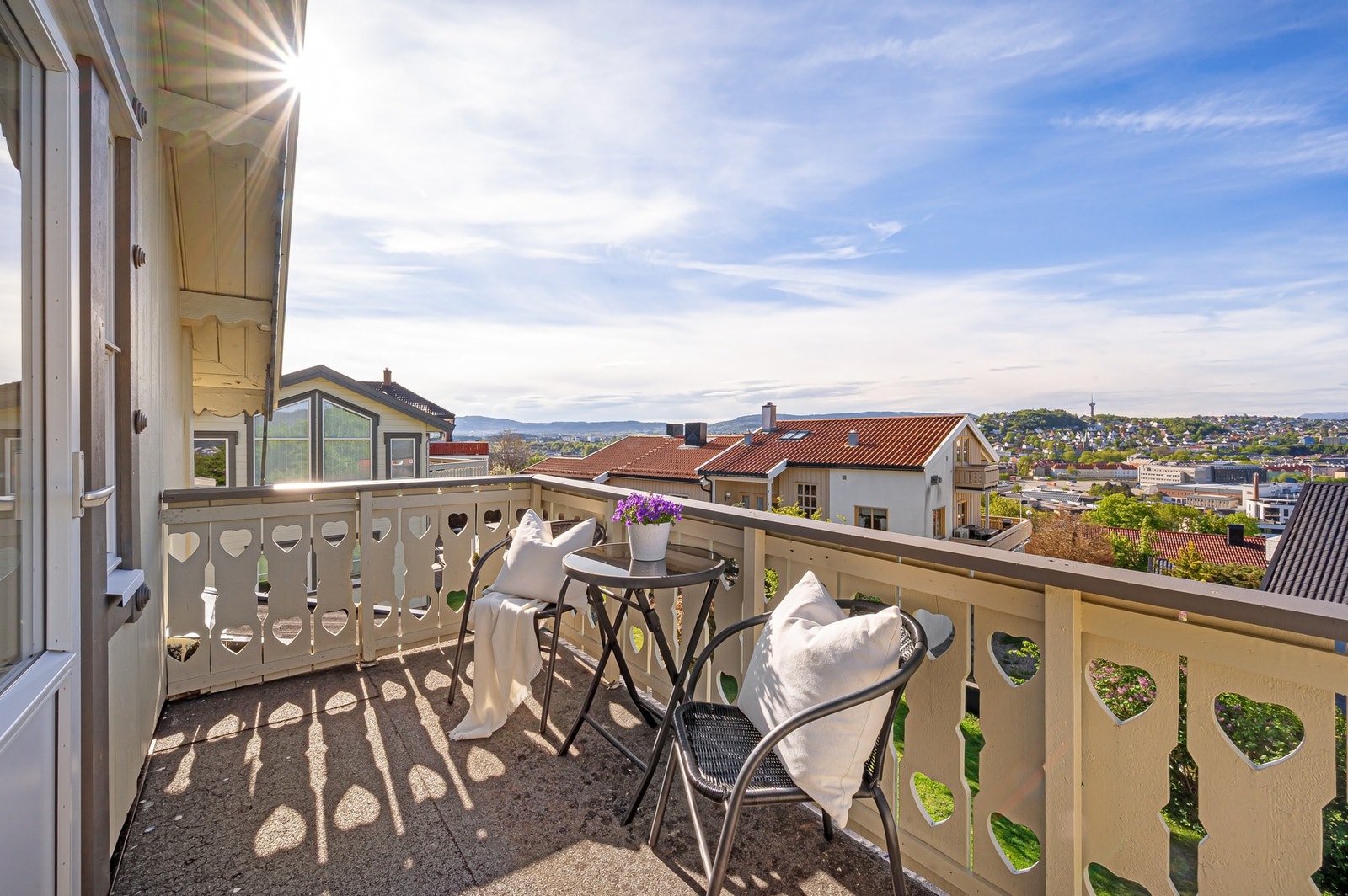 Balkongen måler 5 kvm - plass til stoler og et bord. Her kan man nyte en kaffekopp på morgenkvisten, eller en varm og fin sommerkveld. Lang solgang. Galleribilde