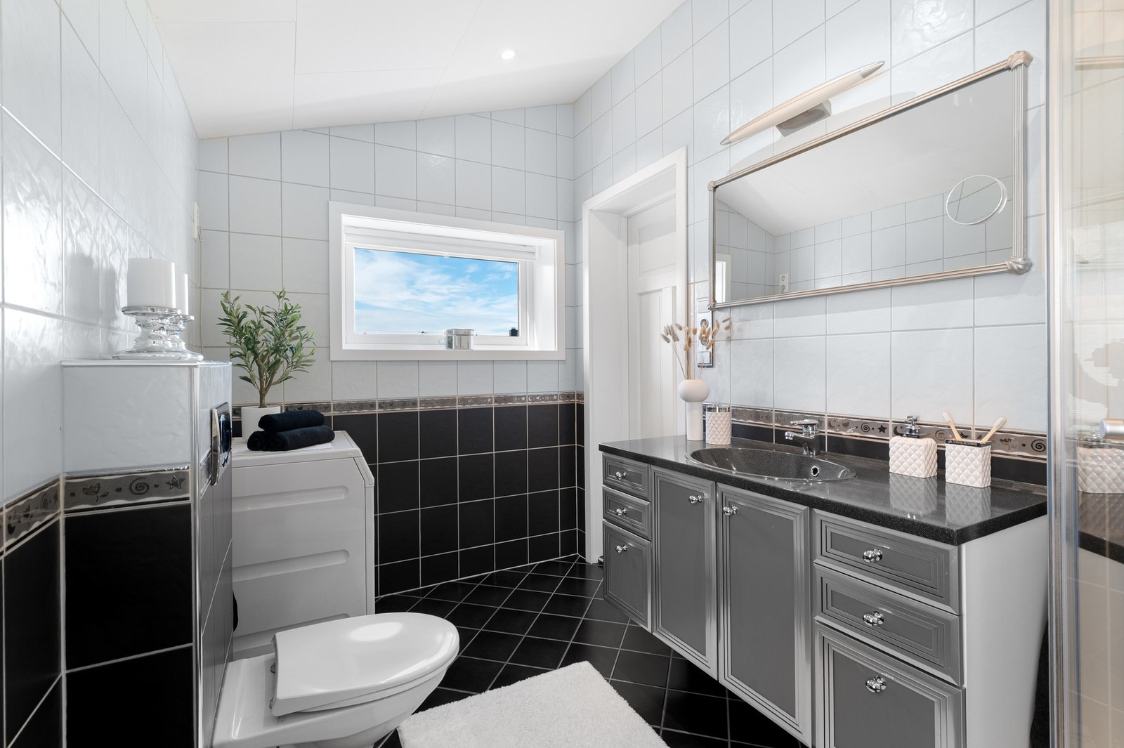 Man har inngang til badet via kjøkkenet, og videre har man en dør som fører inn mot hovedsoverommet. Galleribilde