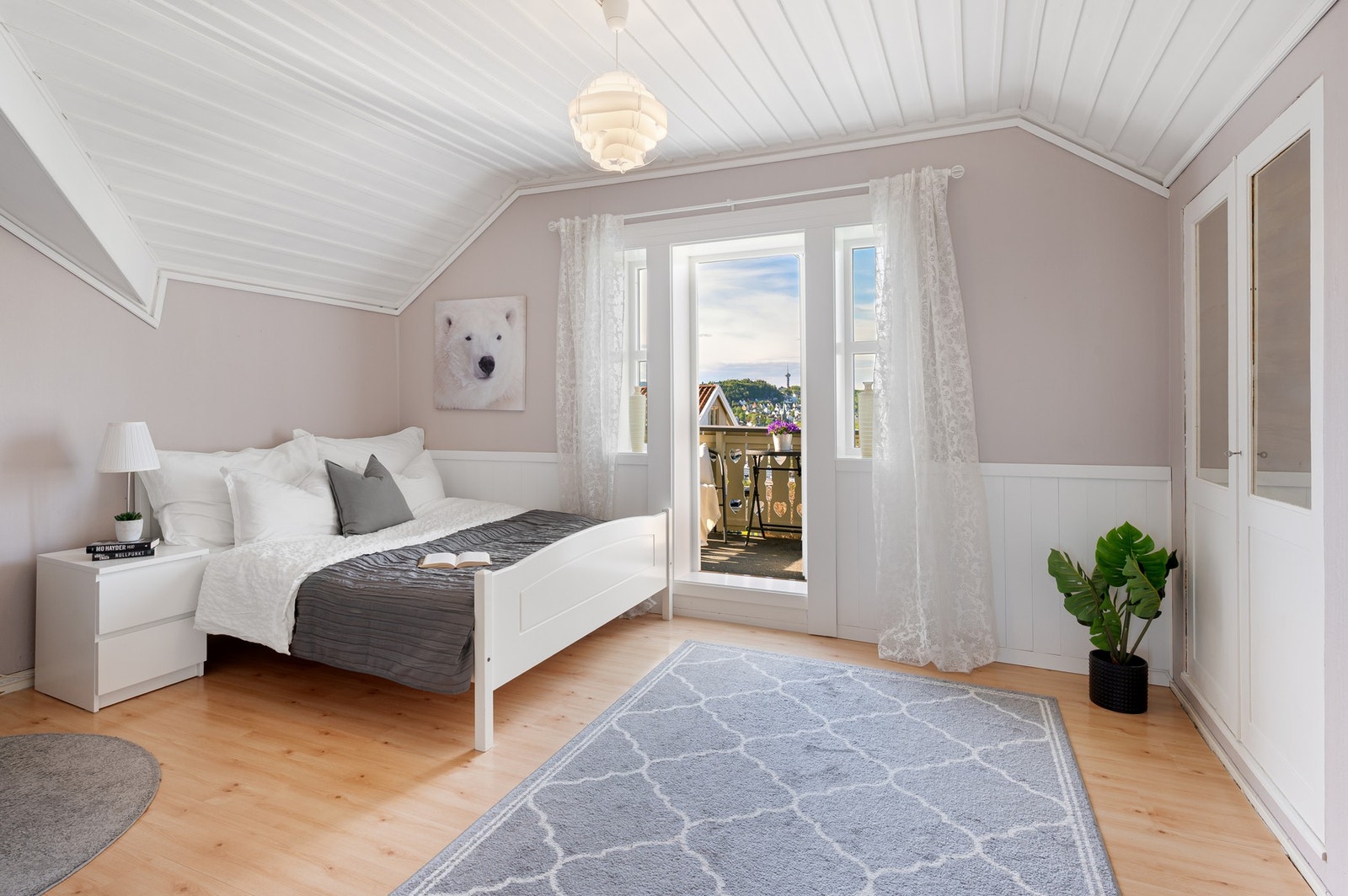 Ett av fire soverom i boligens 2.etasje. Et soverom hvor man virkelig har plass til alt man måtte ønske. Herfra har man også utgang til en hyggelig balkong med fantastisk utsikt! Galleribilde