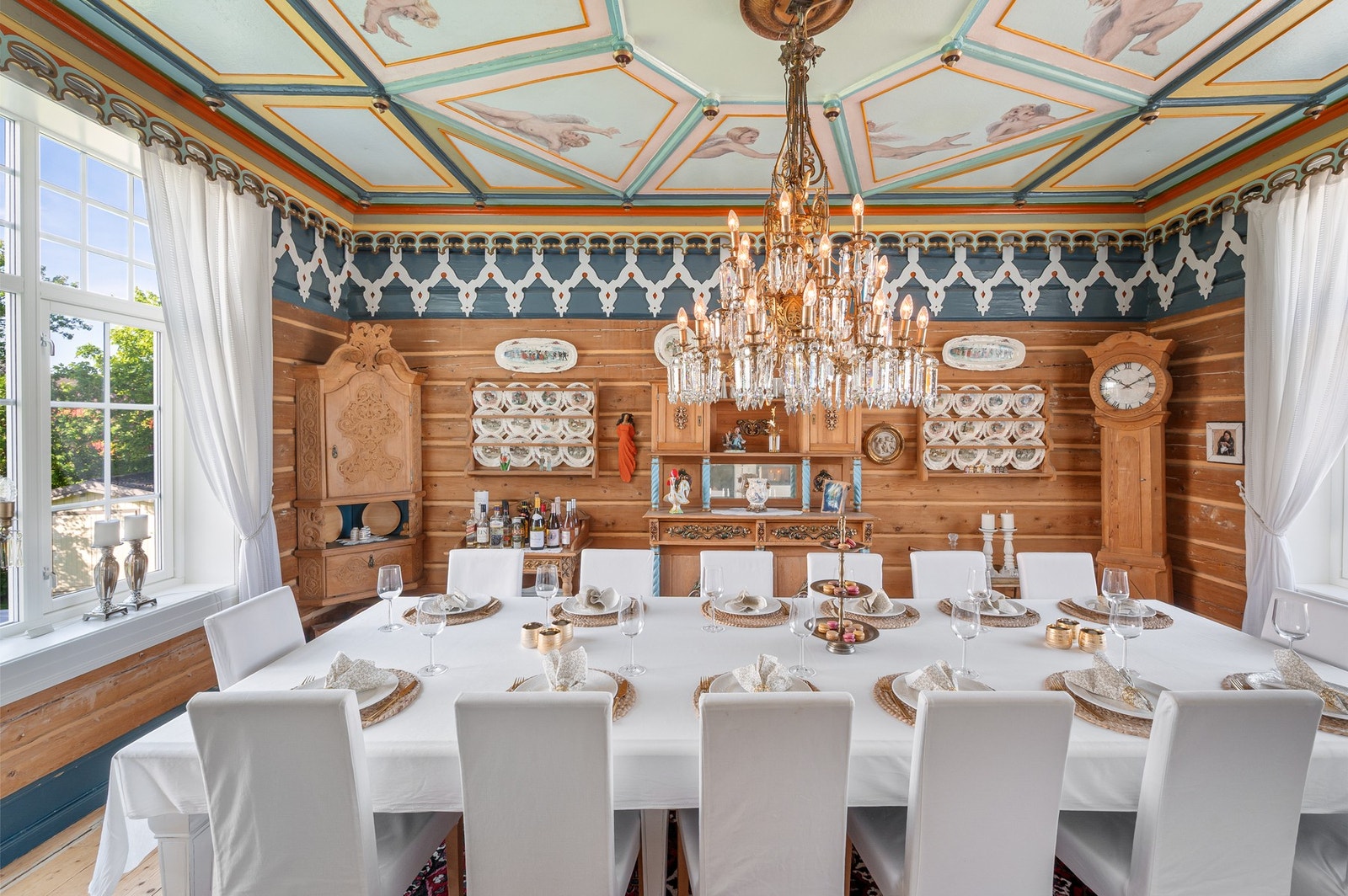 Rommet har vært benyttet til dåpselskap, konfirmasjoner og ulike lag. Her kan man virkelig samle mange til bords. Pent utsyn mot den skjermede bakhagen fra rommet, samt ut mot gårdsrommet i motsatt ende. Galleribilde