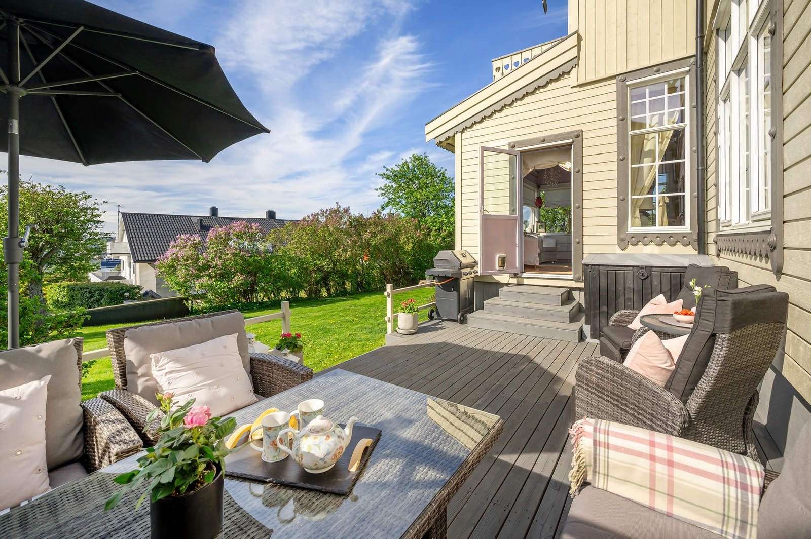 Herlig uteplass på terrassen like utenfor. Denne måler hele 22 kvm, og man har følgelig svært god plass til flere sittegrupper, grill m.m. Her har man sol fra morgen til ettermiddagstid, og videre har man enda en uteplass med kveldssol. Galleribilde