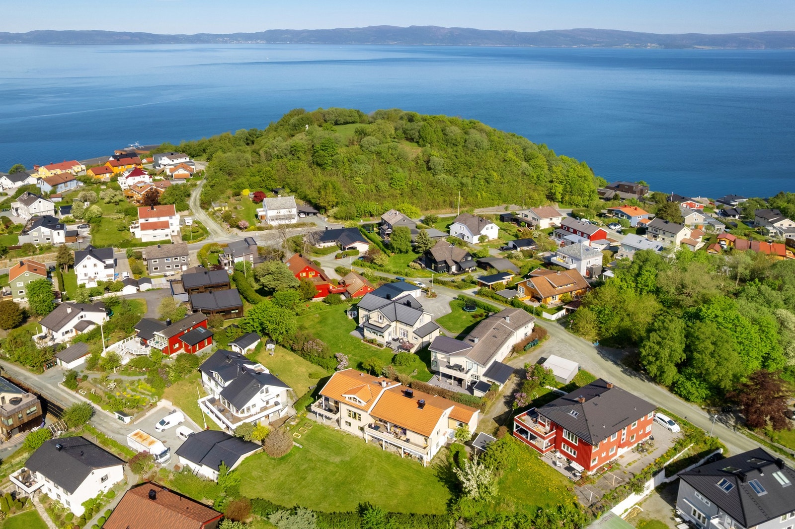 Et rolig og hyggelig nabolag. Fra eiendommen har man virkelig gangavstand til alt man ønsker seg. Det være seg bade- og turmuligheter langs Ladestien, barnehager, barneskole, butikker eller shoppingmuligheter. Galleribilde