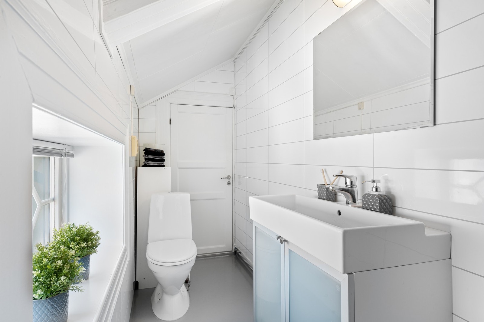 Praktisk med ett bad i hver etasje. Takstmann har ikke påvist unormale forholdt mht. fukt, selv om badet er eldre. Galleribilde