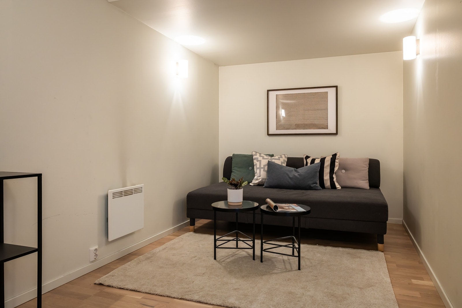 Det disponible rommet ligger i det som opprinnelig er bygget som garasje. Rommet er innlemmet i boligen og brukt som disponibelt areal, men er ikke godkjent for dagens bruk som TV-rom/spillrom (varig opphold). Galleribilde