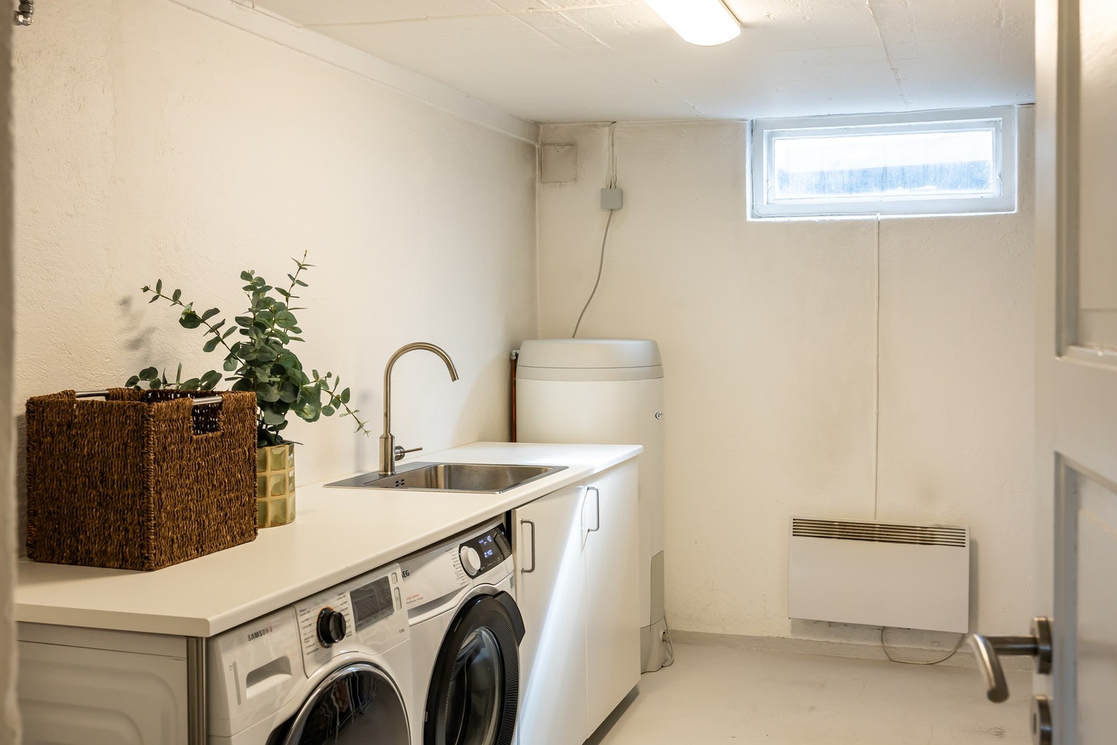 Plasseringen av vaskerommet like ved inngangen gjør planløsningen ekstra praktisk, med kort vei inn for klær etter tur, trening eller lek ute. Galleribilde