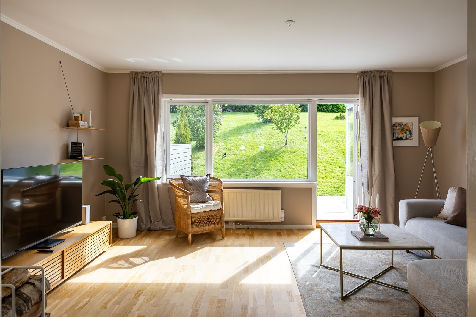 Stuen er lys og innbydende med store vindusflater og direkte utgang til terrasse og hage. Galleribilde