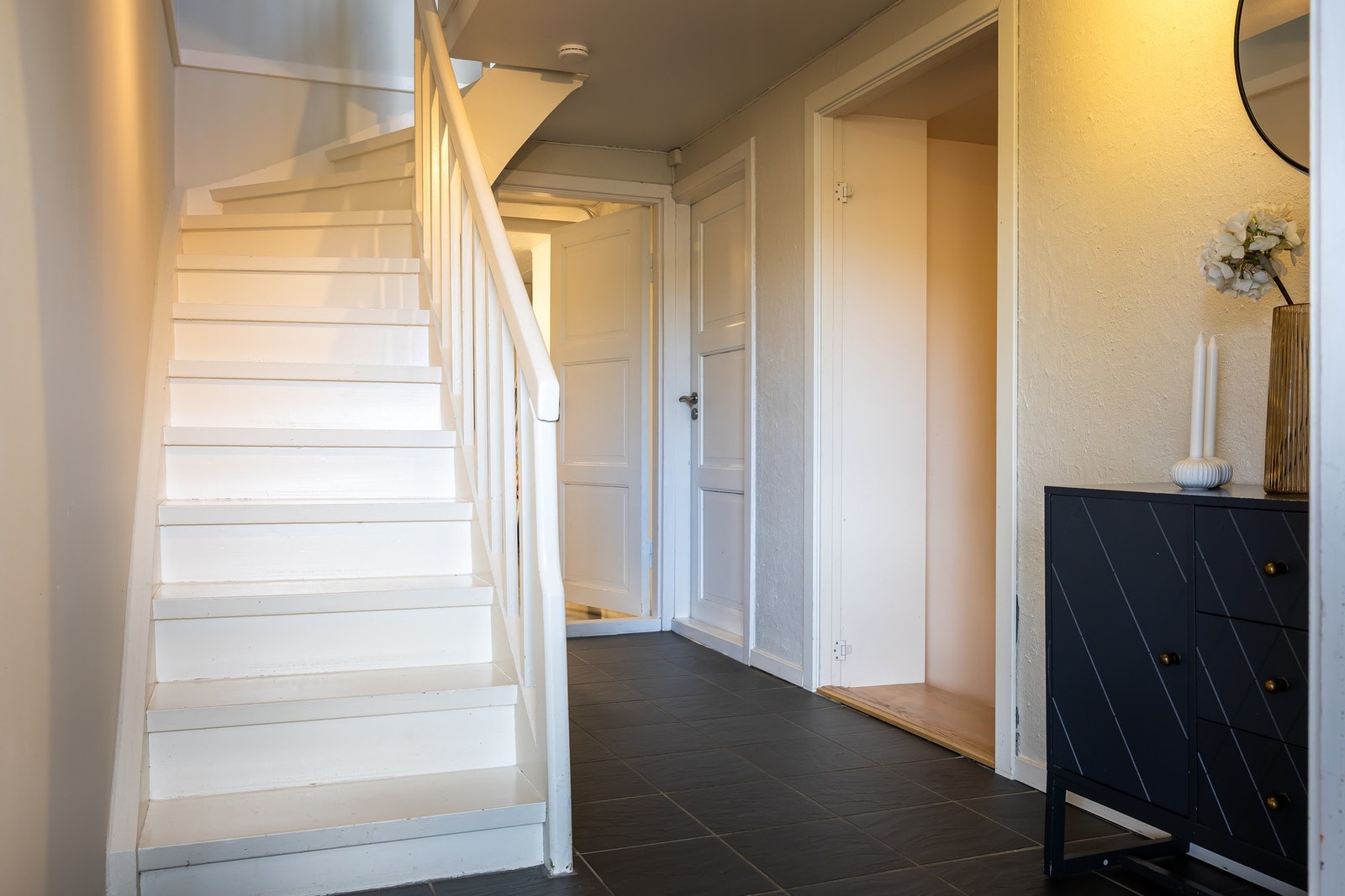 Underetasjen gir boligen svært god funksjonalitet. Her finnes entré, vaskerom, tre boder og et disponibelt rom. Galleribilde