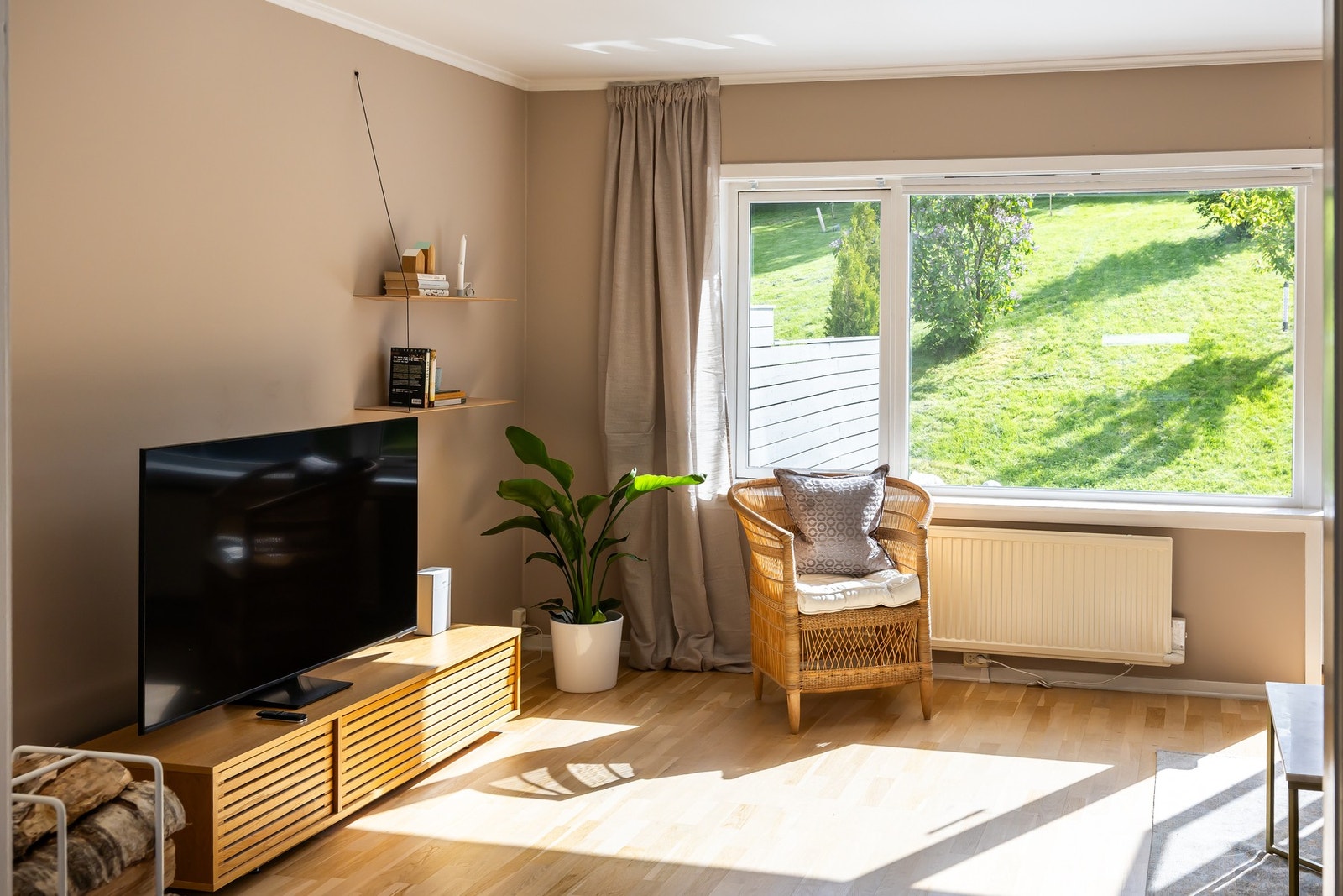 De store vinduene gir et behagelig lysinnslipp og en fin kontakt med uteplassen. Galleribilde