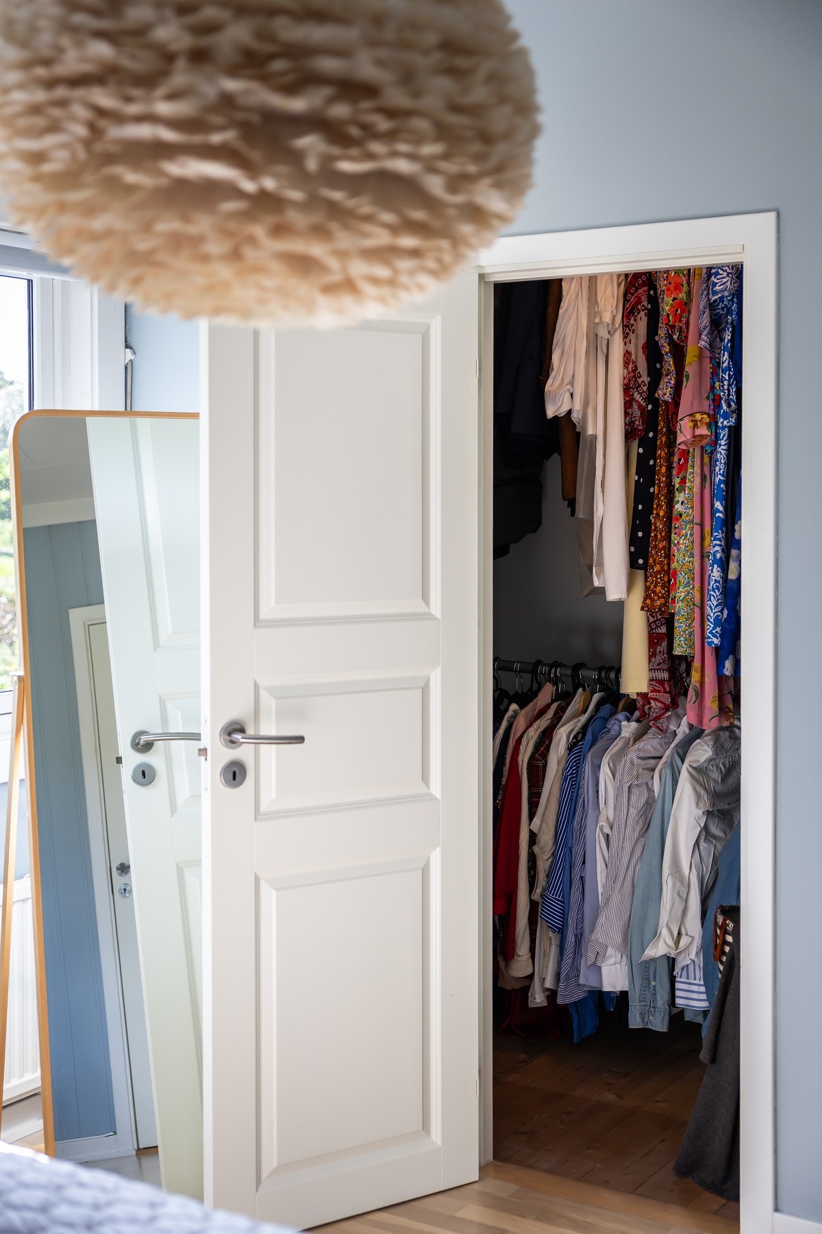 Rommet har godt lysinnslipp fra vindu og ligger i tilknytning til en egen garderobe på ca. 2,99 kvm, som gir svært praktisk oppbevaring. Galleribilde
