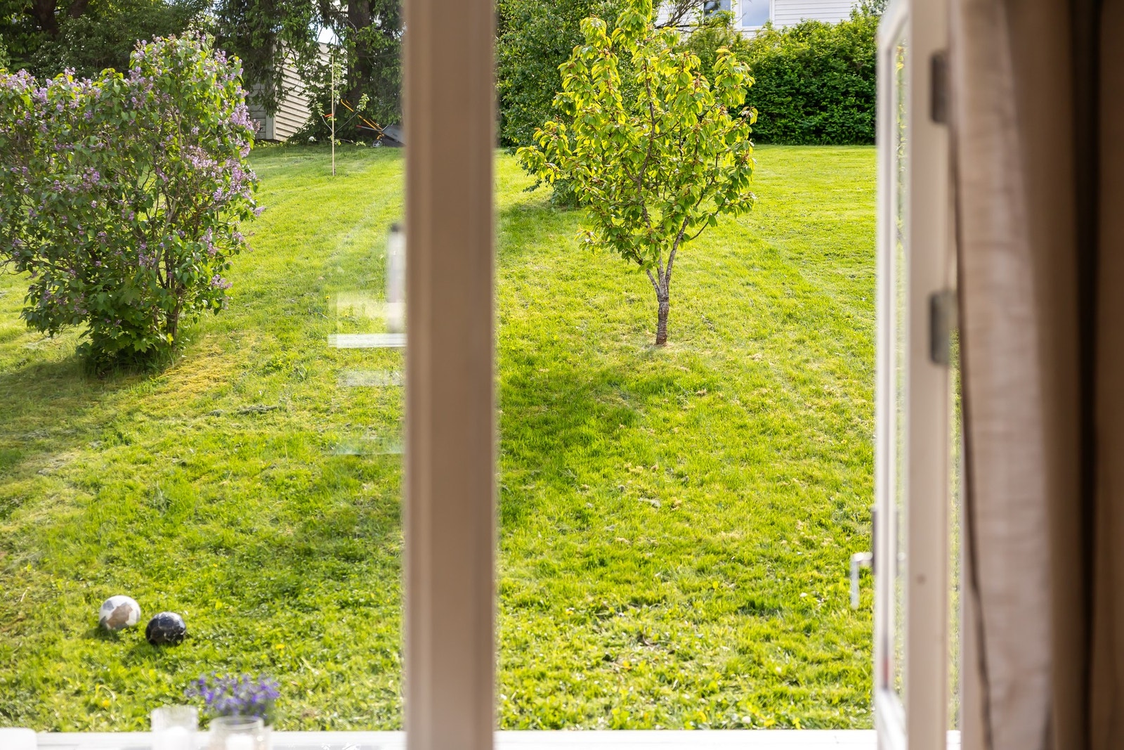 Uteplassen er en av boligens klare kvaliteter. Her får du en stor terrasse på ca. 43 kvm. Galleribilde
