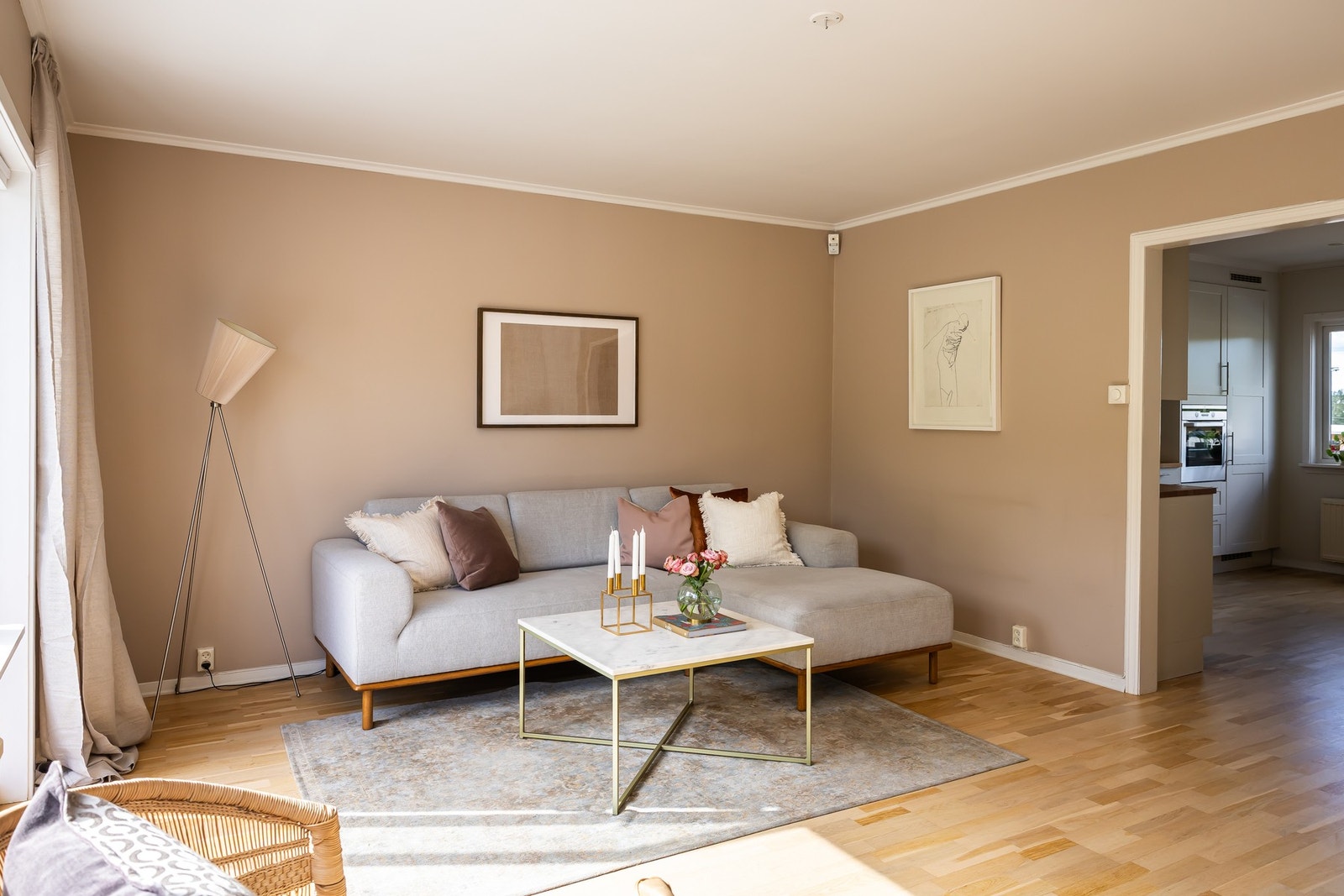 Overflatene består av 3-stavs parkett, malte veggflater og malt glatt himling, i samme nøkterne og lyse uttrykk som ellers i boligen. Galleribilde