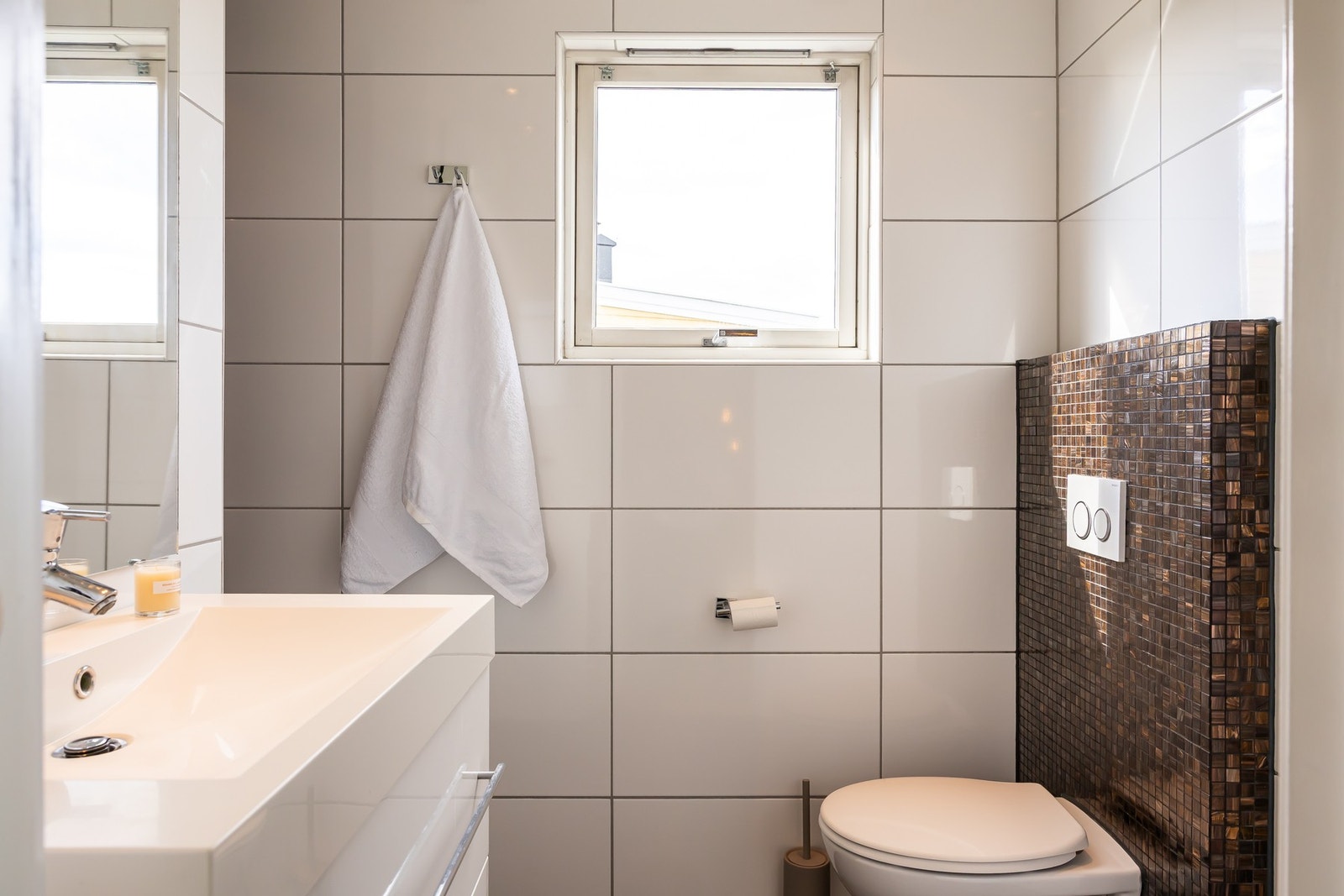 Dette gir en praktisk familieløsning, med kort vei fra alle soverommene. Badet er fra 2009 og har flislagte vegger, flislagt gulv med elektriske varmekabler og malt glatt himling med downlights. Galleribilde