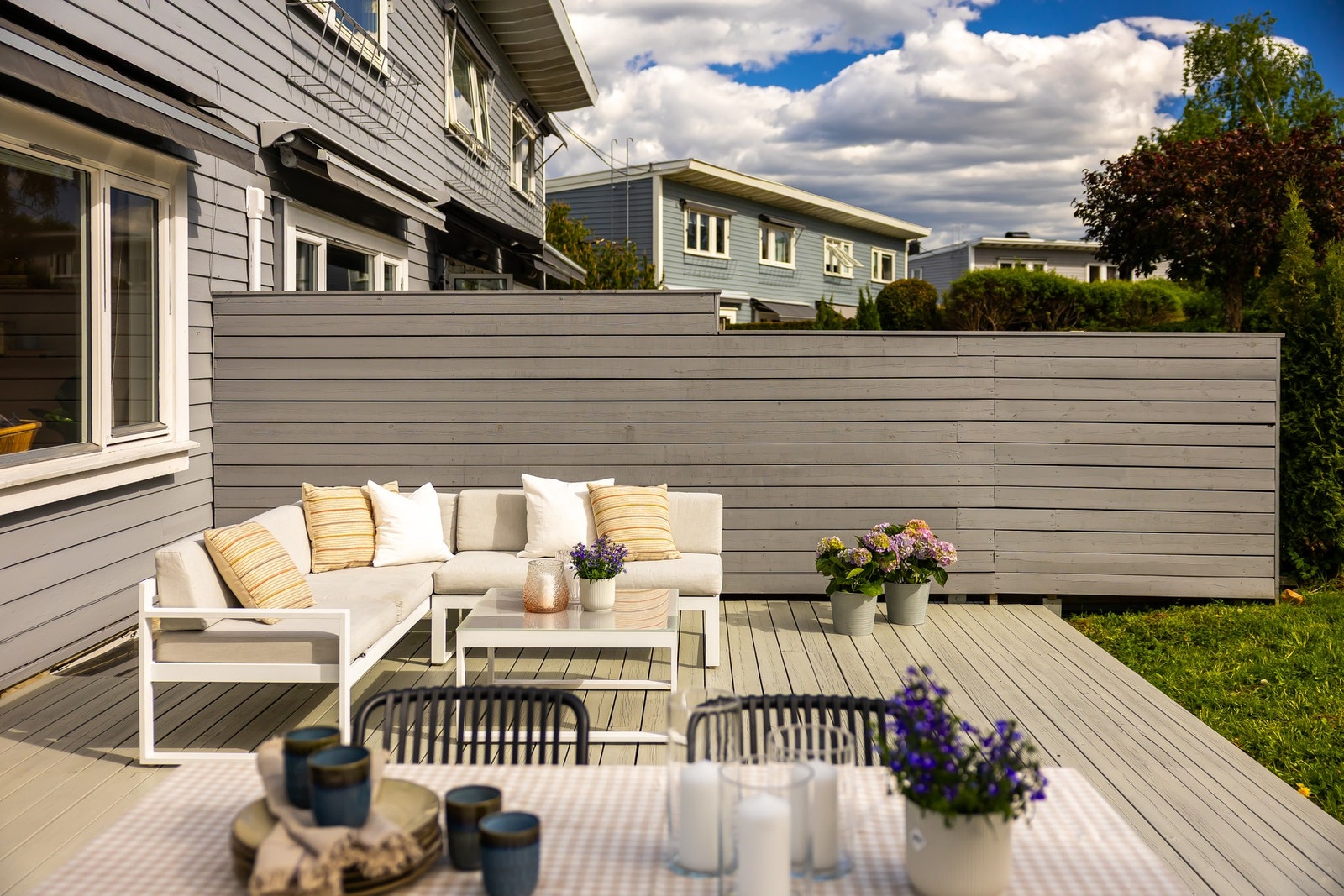 Her er det god plass til utemøbler, grill, solsenger og hyggelige soner for både lek og avslapning. Galleribilde