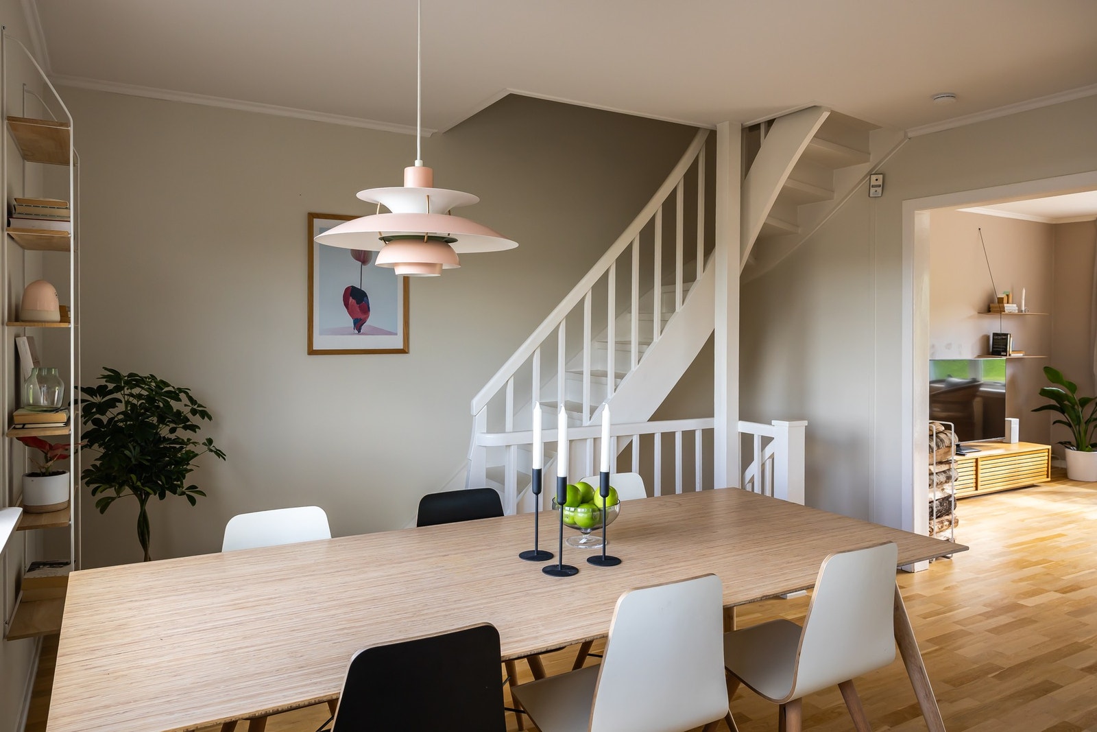 Rommet er stort nok til både matlaging og hverdagsmåltider, samtidig som det ligger i nær tilknytning til stuen. Galleribilde