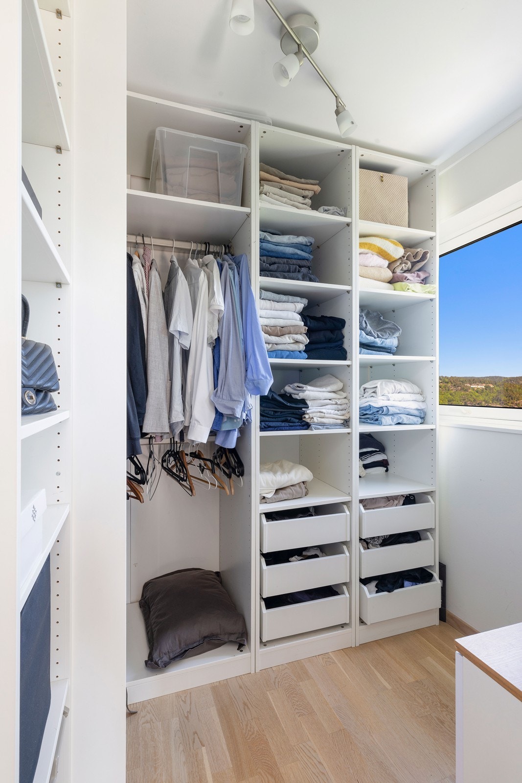 Direkte inngang til walk-in closet fra hovedsoverom Galleribilde