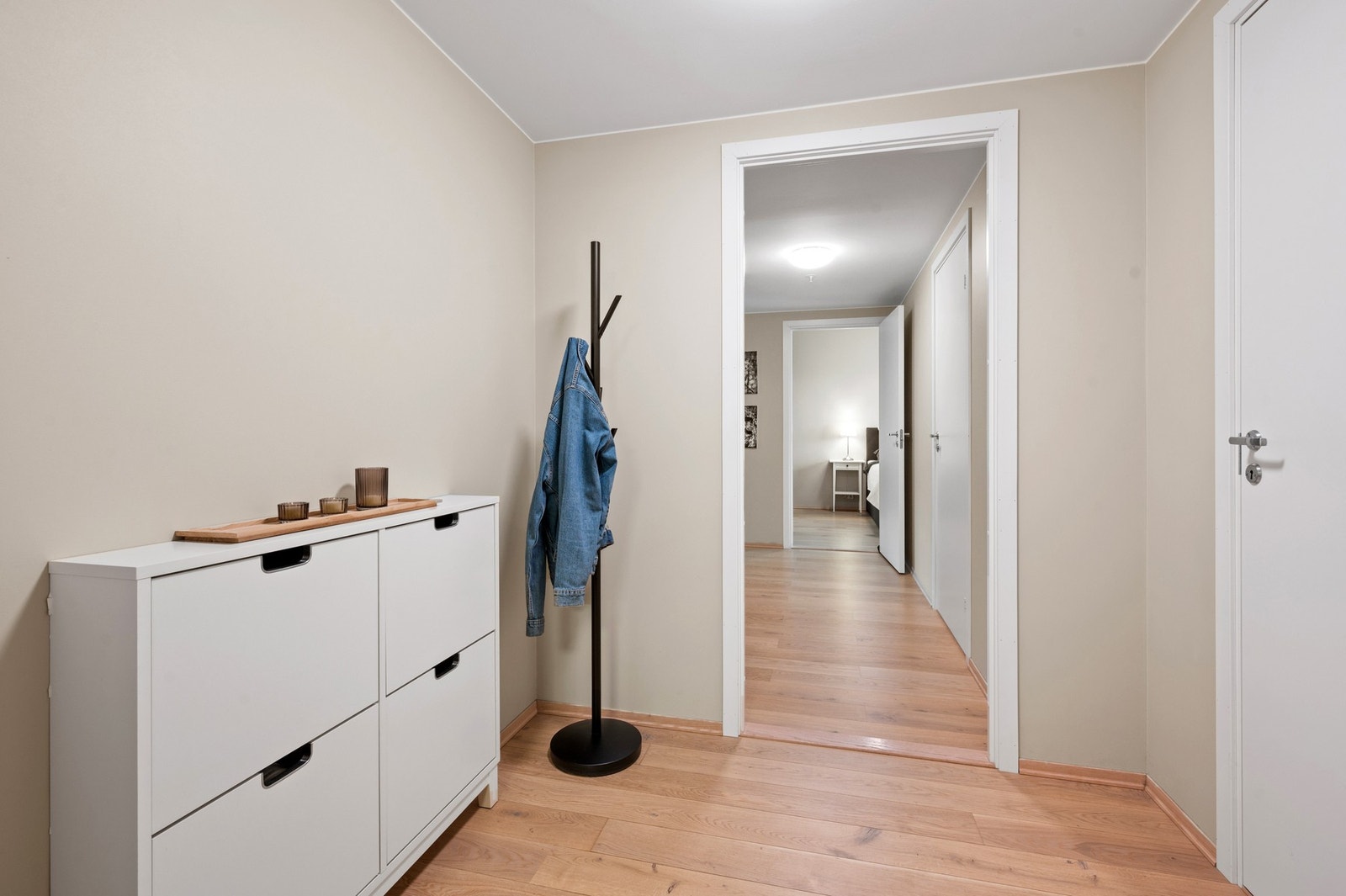 Entré med tilkomst til praktisk innvendig bod på 3,4kvm. Galleribilde