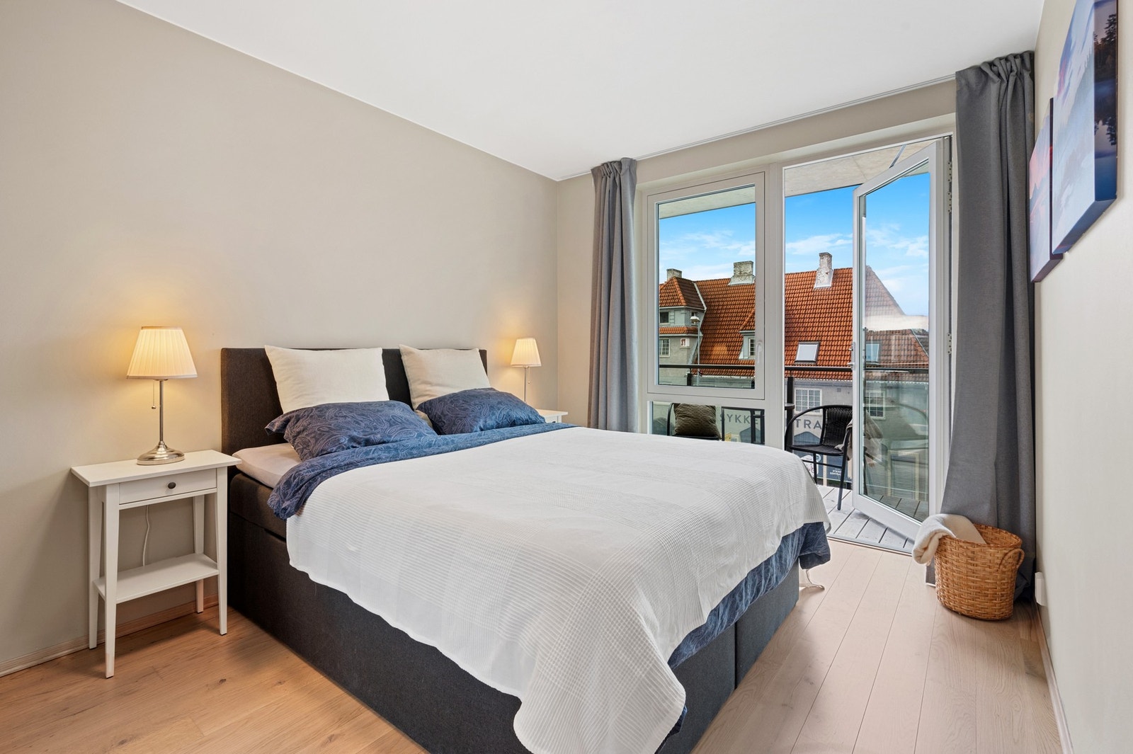 Det er god plass til dobbeltseng, samt det er innredet med en romslig garderobeløsning. Galleribilde
