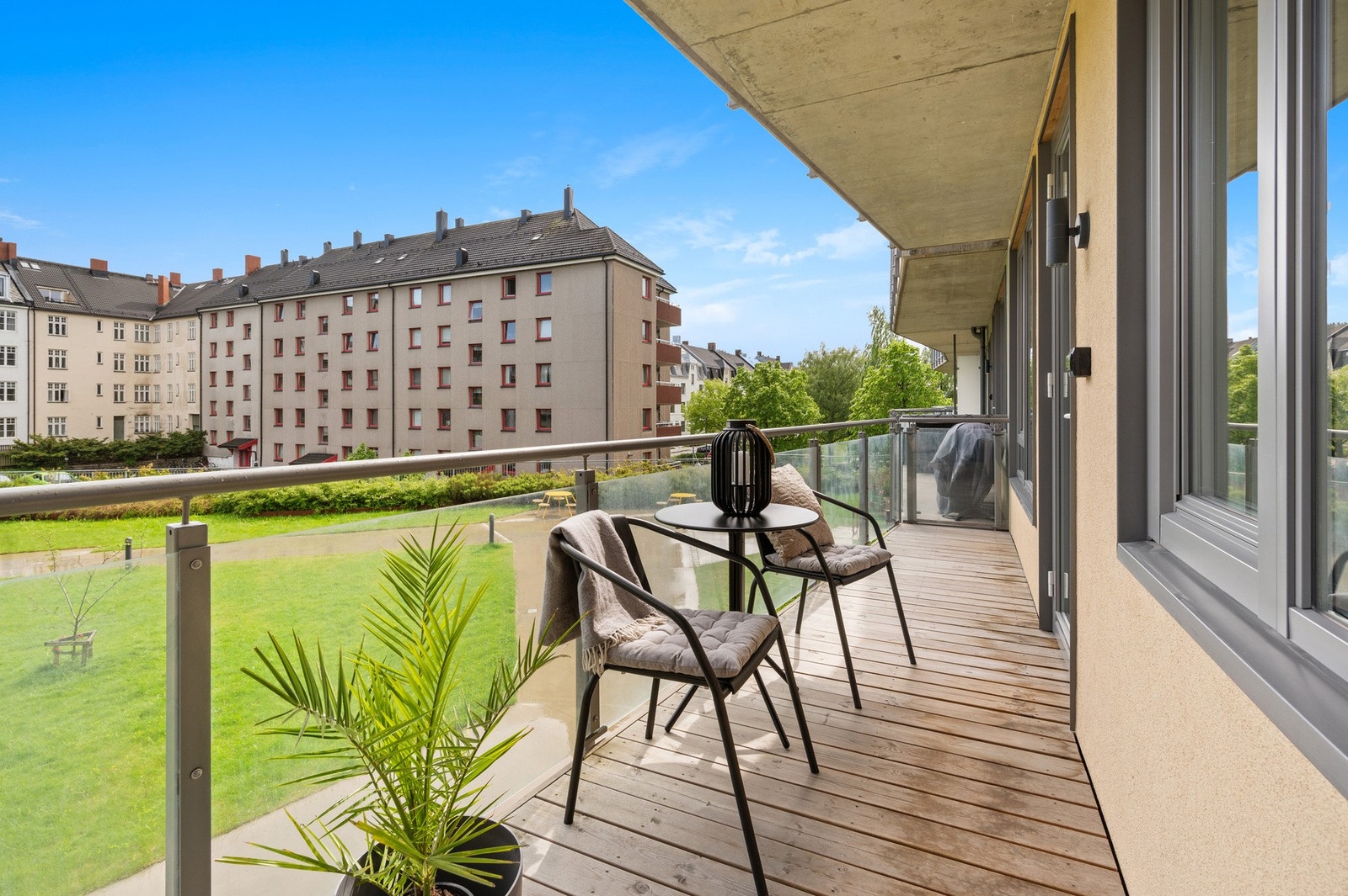 En romslig og moderne 4-roms selveierleilighet. Det følger to balkonger og en p-plass i p-kjeller. Galleribilde