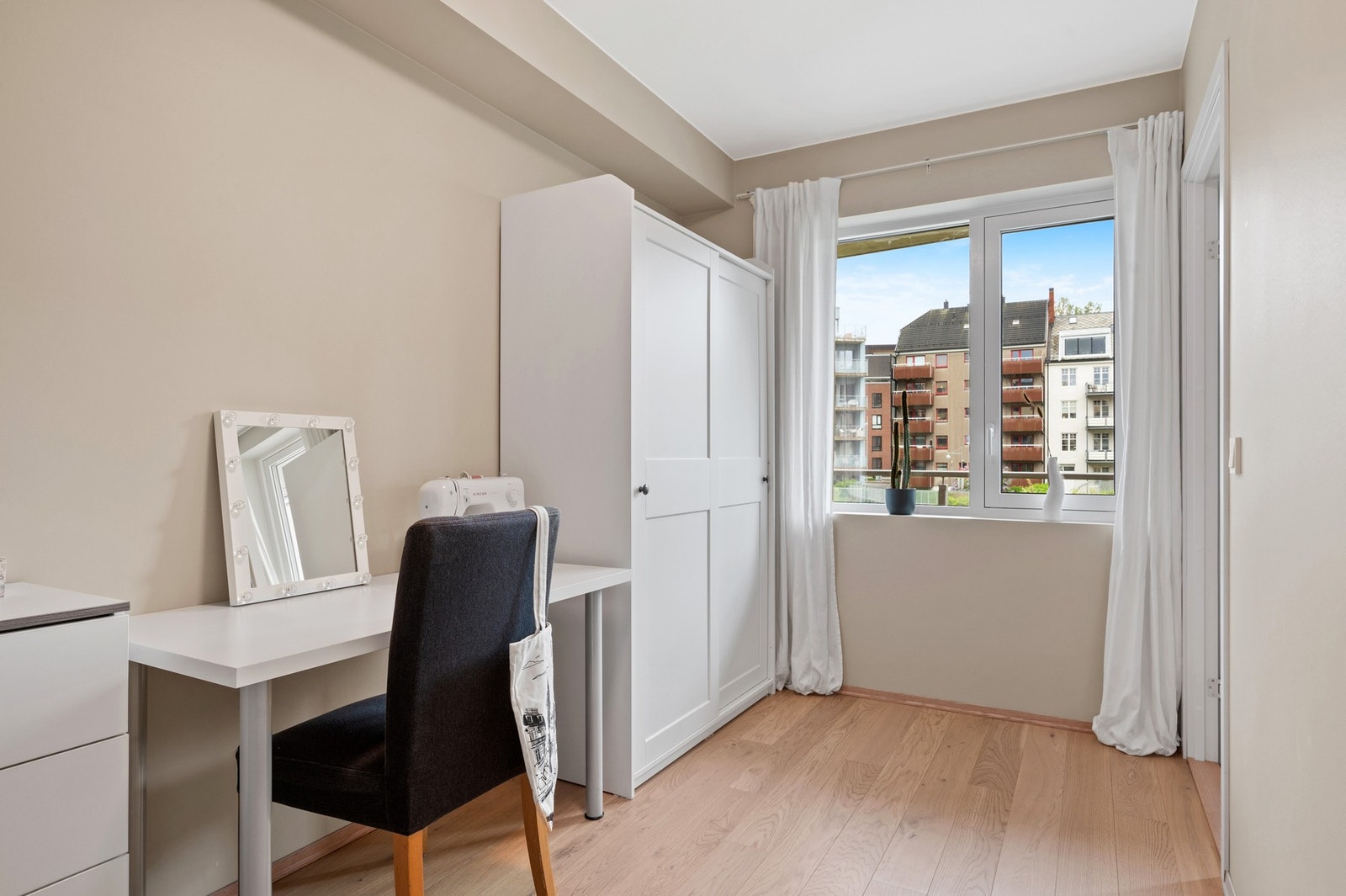 Det er god plass til å innrede med seng, kontorpult og garderobe. Galleribilde