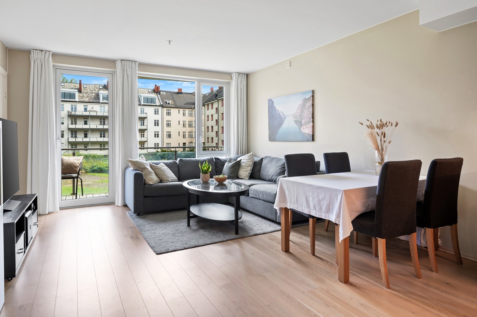 Velkommen inn. Leiligheten har gjennomgående god standard og planløsning. TG0-TG1 på alle punkter ifølge takstmann. Galleribilde