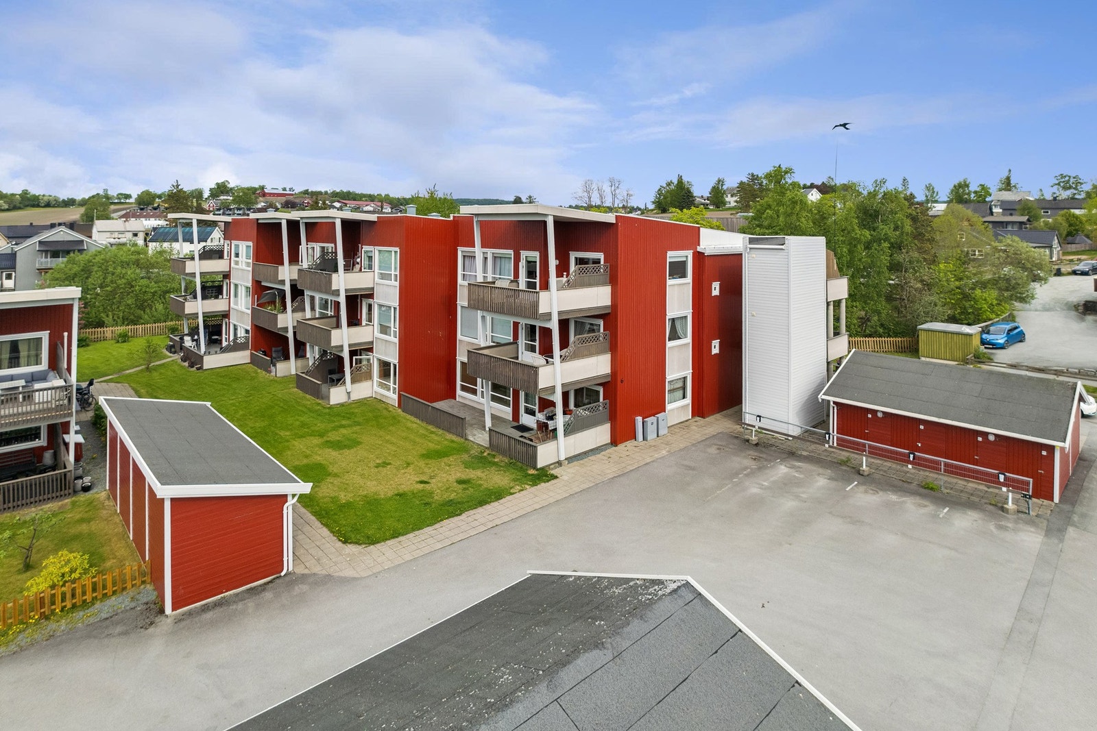 Fasade. Leiligheten ligger praktisk til på enden av rekka nært heisen. Galleribilde