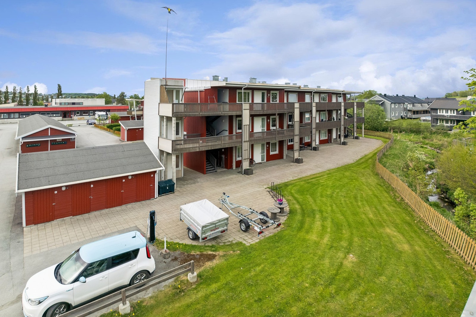 Takoverbygd svalgang og inngangsparti. Leiligheten ligger fint til i rolige omgivelser. Galleribilde