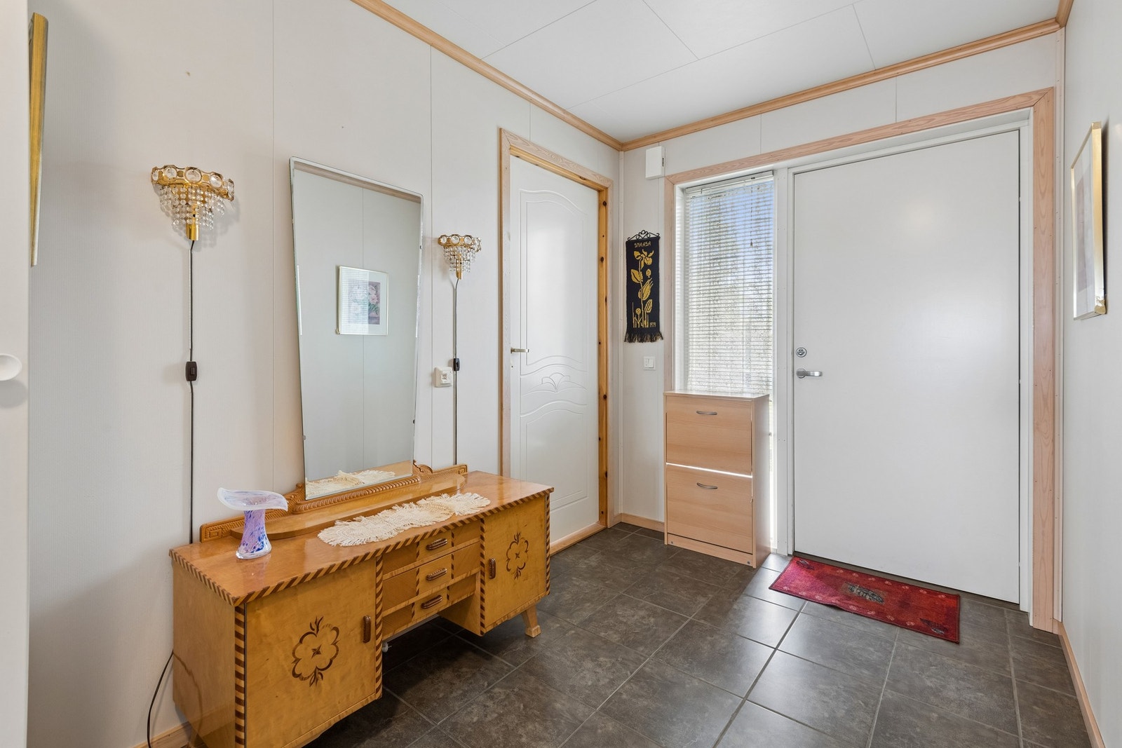 Entré med god plass til oppbevaringsmøbler. Varme i gulv. Galleribilde