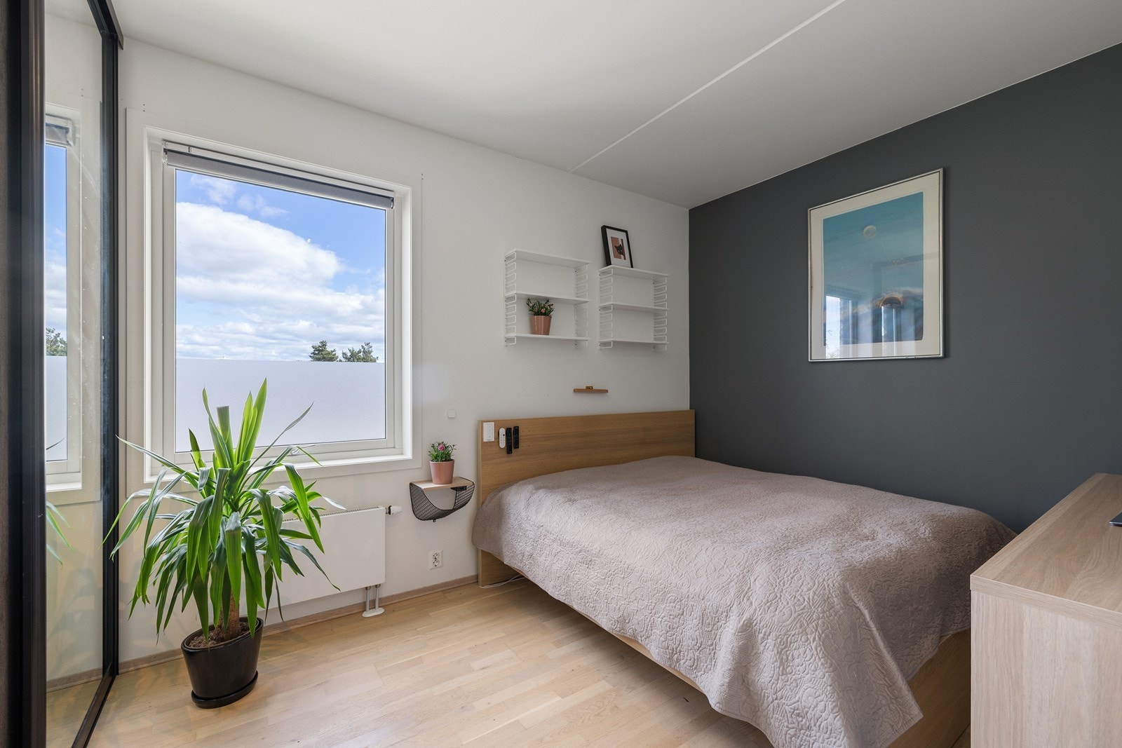 Hovedsoverommet har plass til dobbeltseng med tilhørende nattbord. Galleribilde