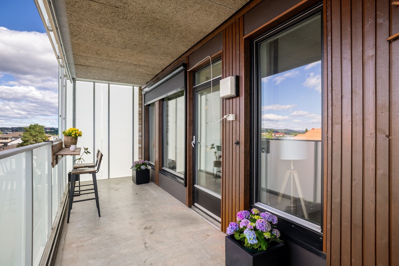 Balkongen er overbygget, go det er montert utebelysning. Galleribilde