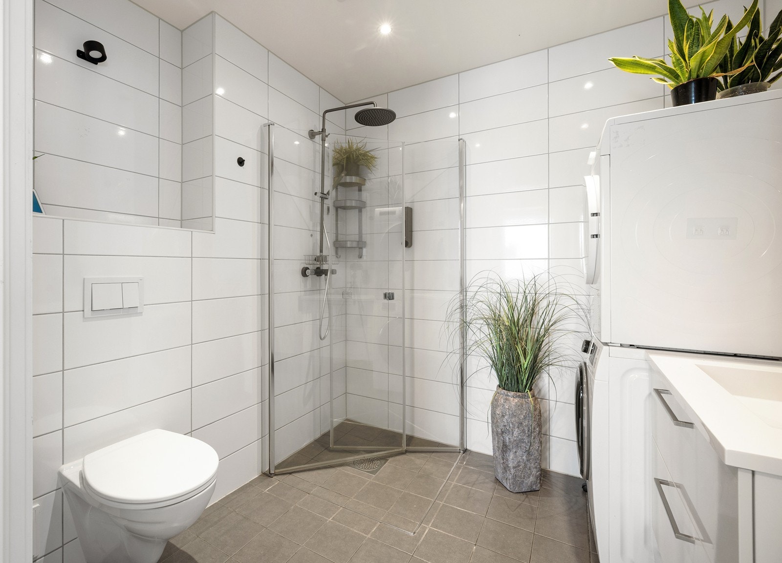 Videre har badet opplegg for vaskemaskin/tørketrommel og det er tilkoblet et vannklosett. Rommet har balansert ventilasjon. Galleribilde